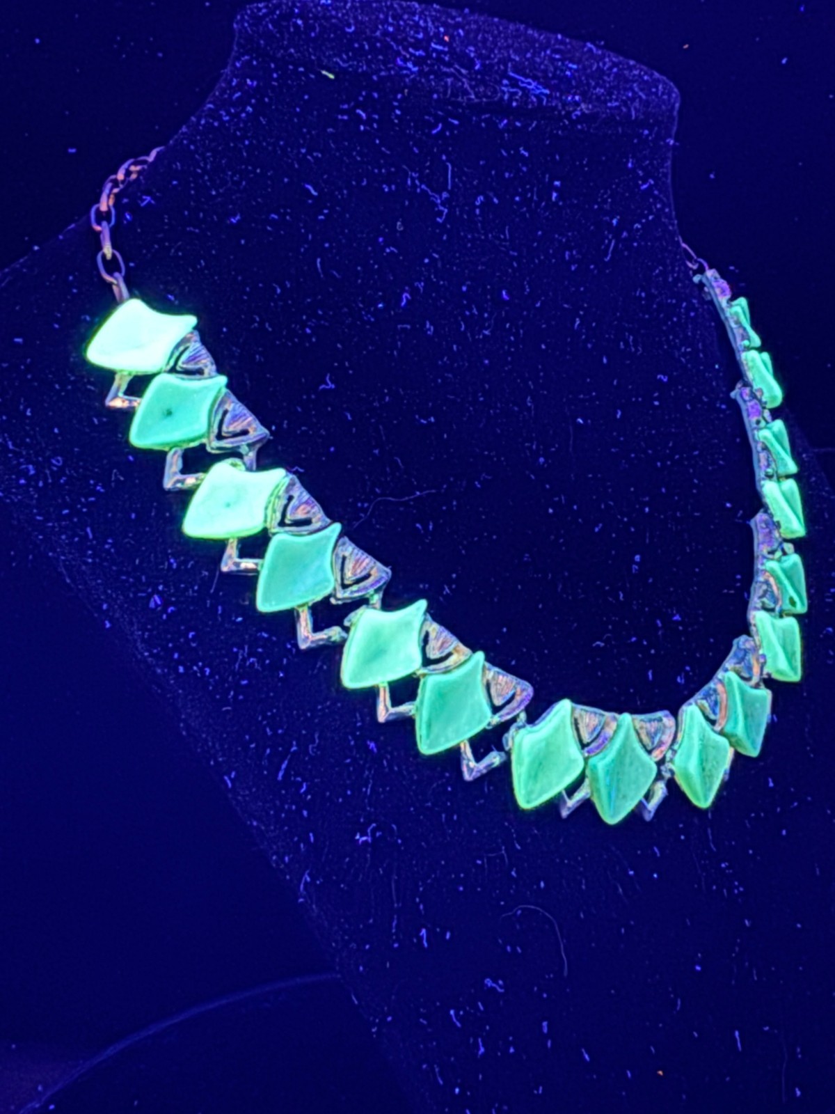 Vintage Green Uranium Glass 14 Inch Art Deco Necklace