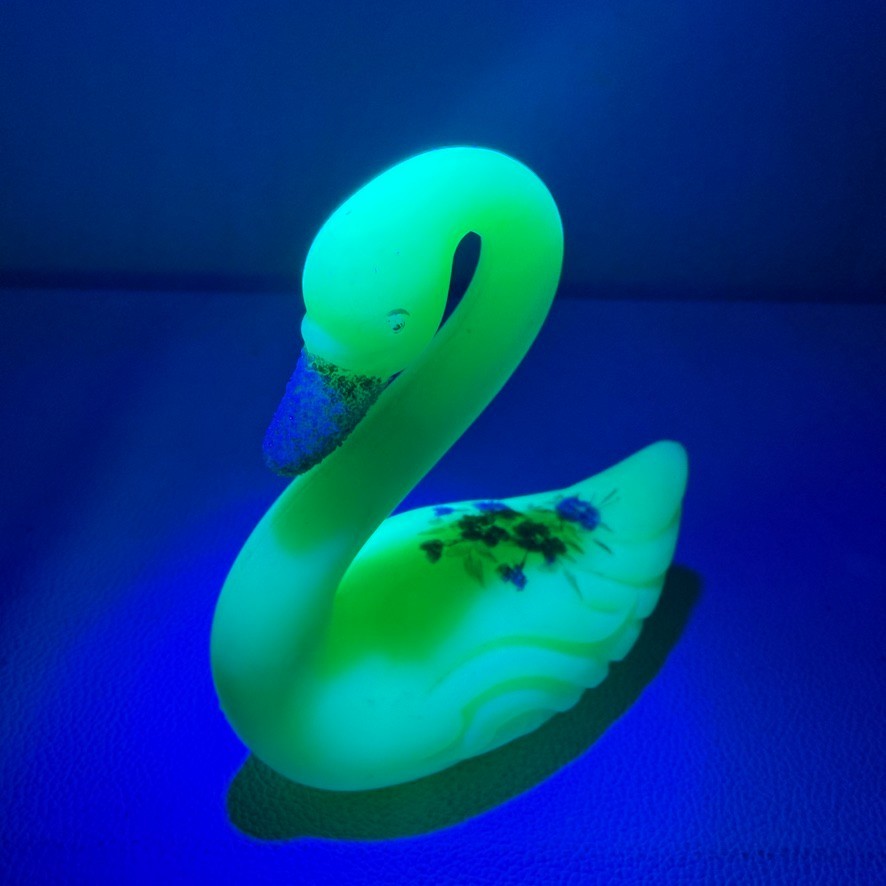 Vintage Fenton Custard Satin Glass Swan Hand Painted Daisies Flowers GLOWS