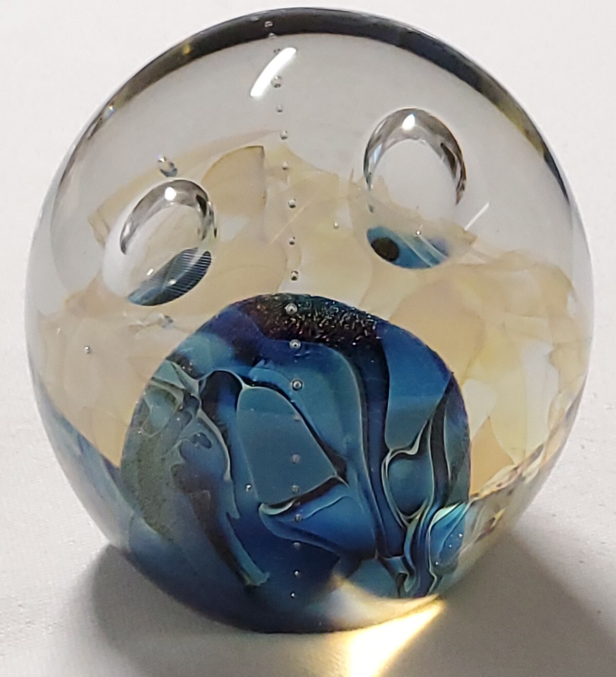 Robert Eickholt Signed 1988 Art Glass Paperweight 4″ Diameter 4lb 2oz Pre-owned
