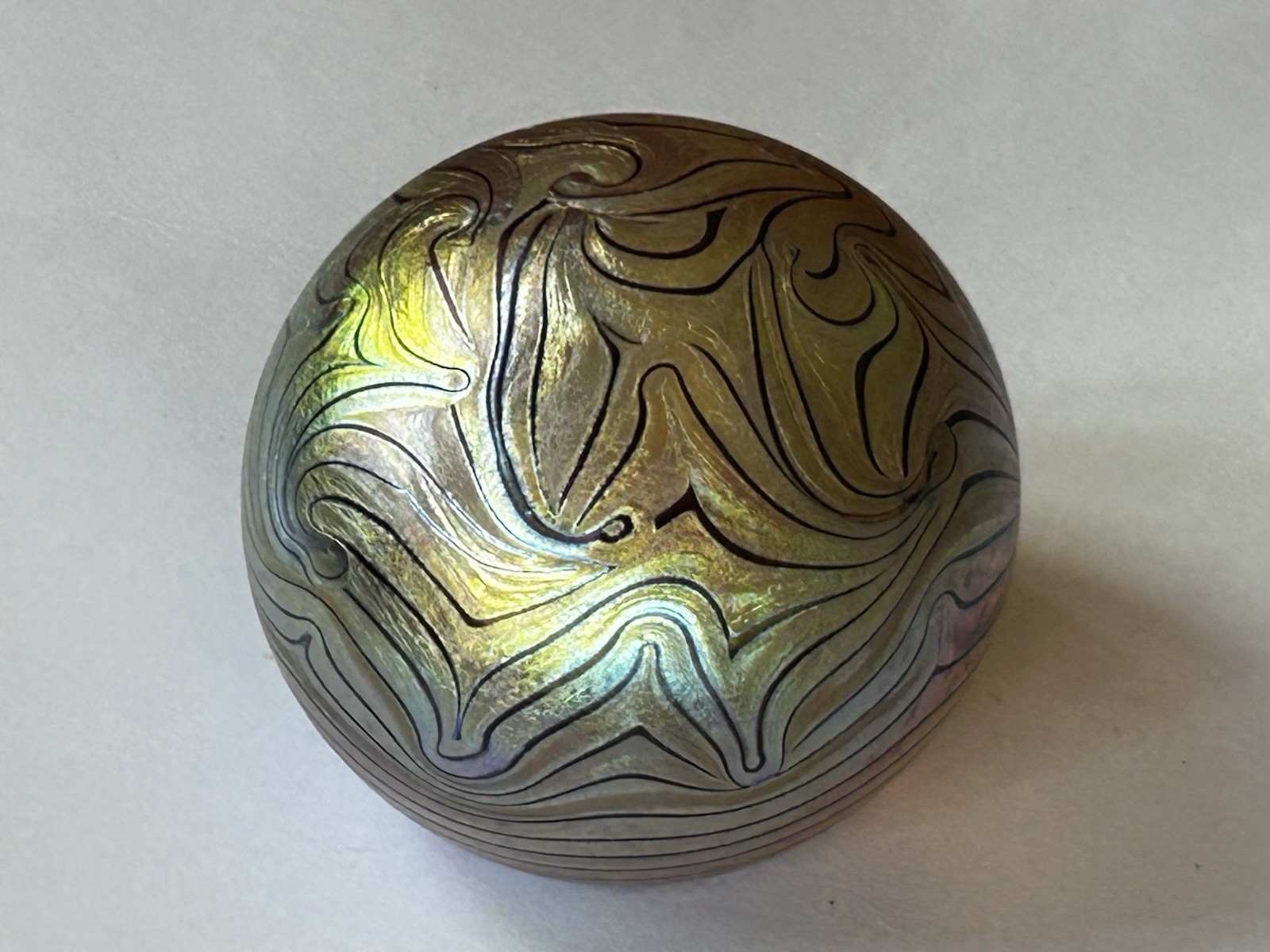 Robert Eickholt Iridescent King Tut design Art Glass Paperweight Signed 1981 EUC