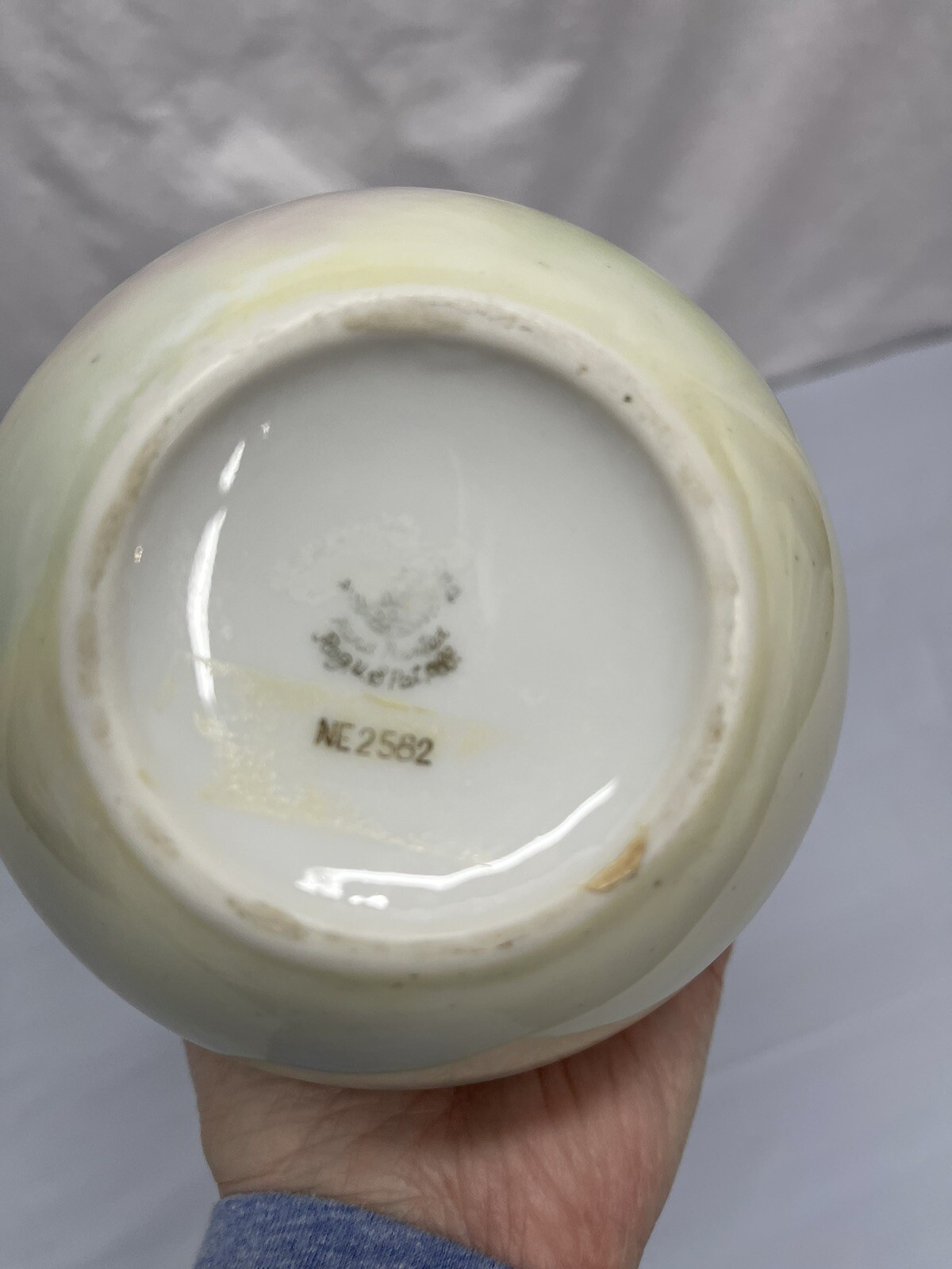 LEFTON CHINA HAND PAINTED HERITAGE GREEN VASE – PINK AND WHITE ROSES – NE2582
