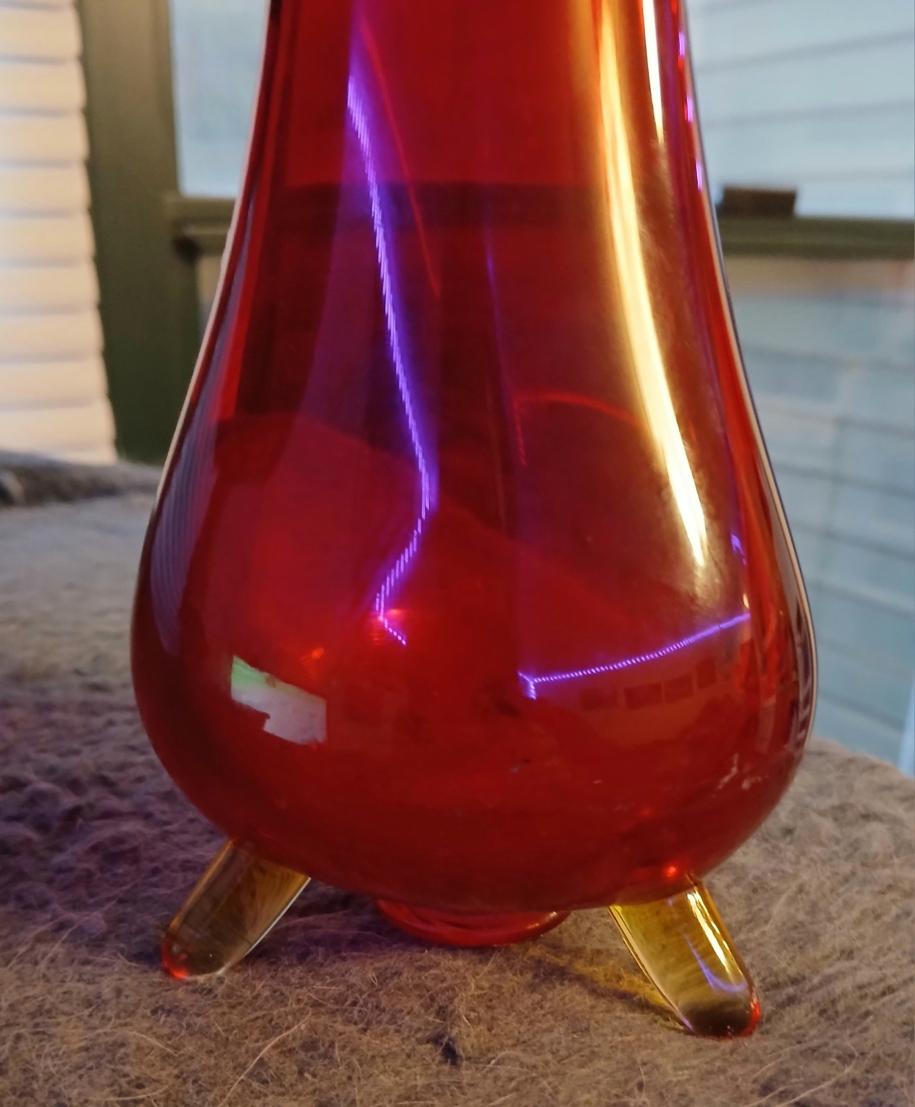 Vtg L.E. Smith 11” Amberina Red Flame 3 Toed Smoothie MCM Swung Vase