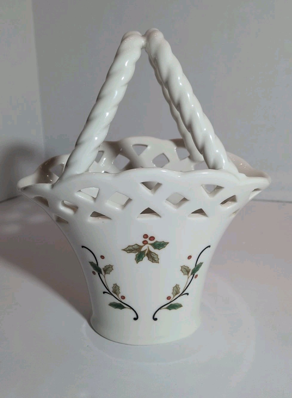 Mikasa Basket Porcelain Holiday Lace Christmas Holly & Berry 7.5”