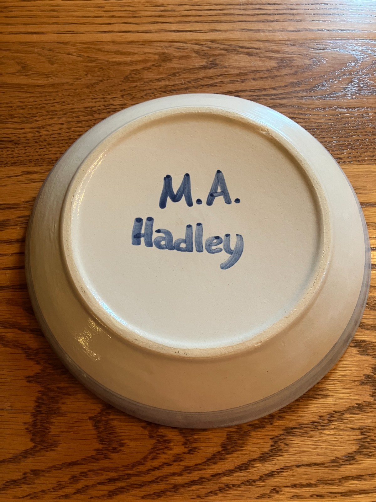 MA Hadley ~Pottery ~NEW/RARE~BEACH SCENE Umbrella & Chair~8″ Pasta Plate ~Second