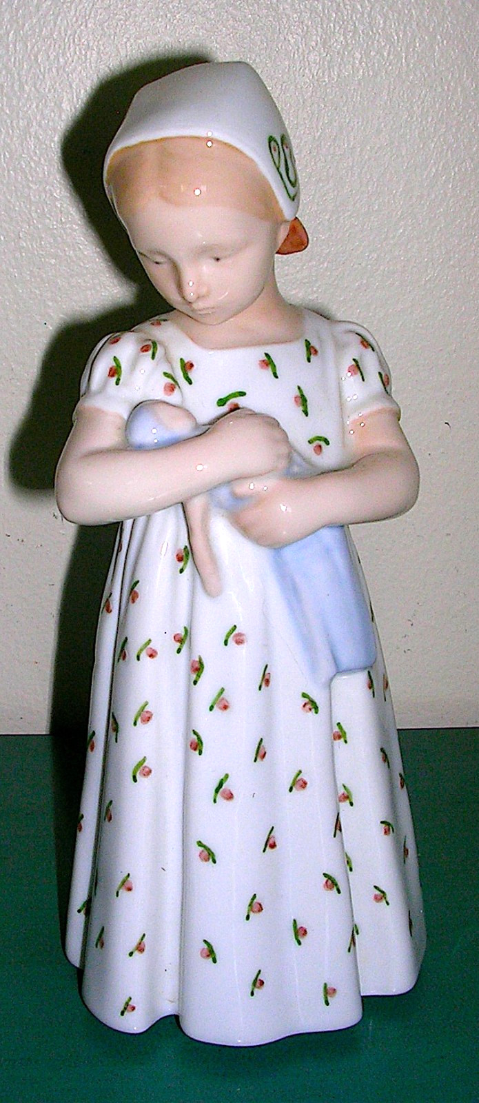 Bing & Grondahl Copenhagen Porcelain Figurine #1721 Mary Girl Holding Doll 7 “