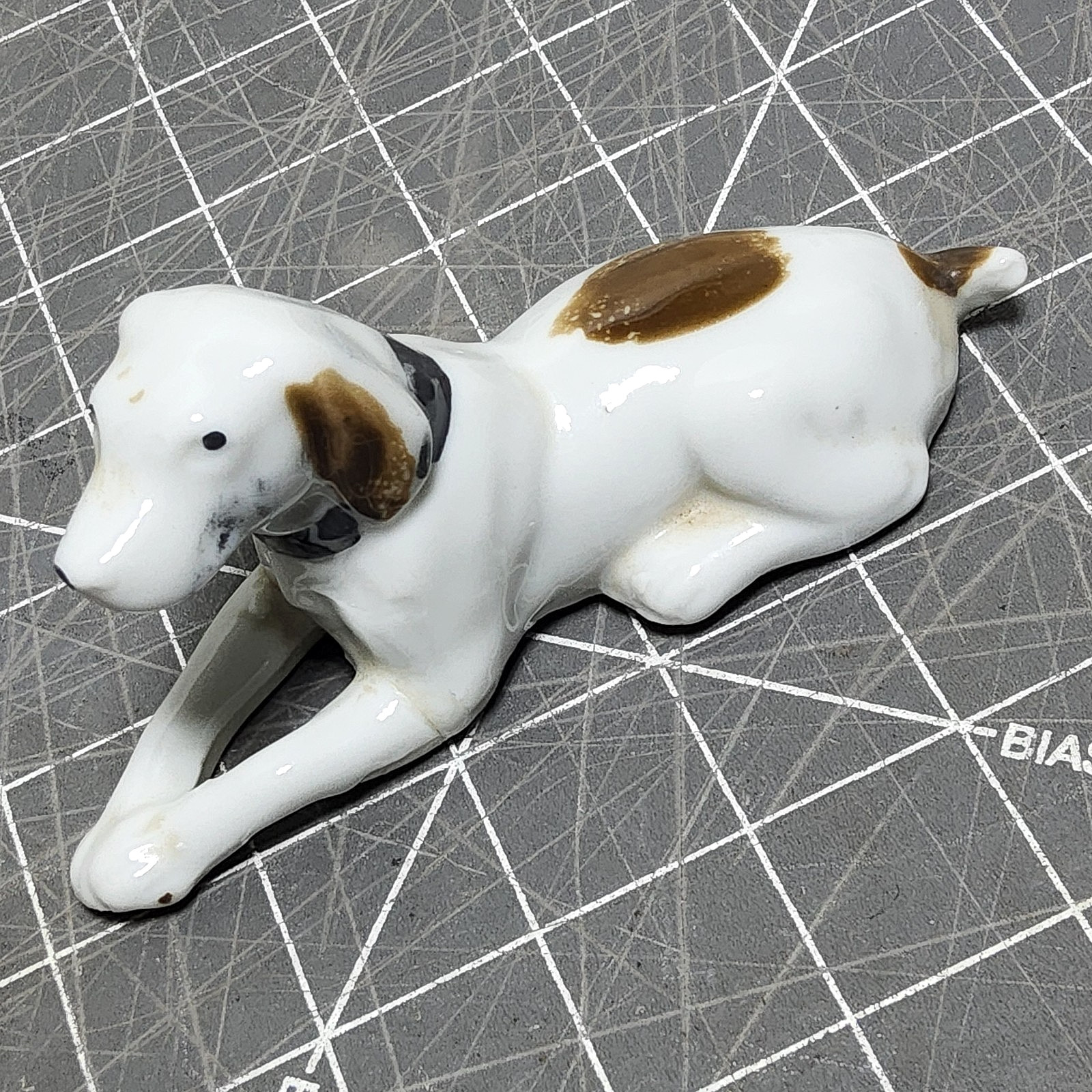 Pointer 5x3x2 hunting dog laying porcelain figurine repaired cracks 60s japan
