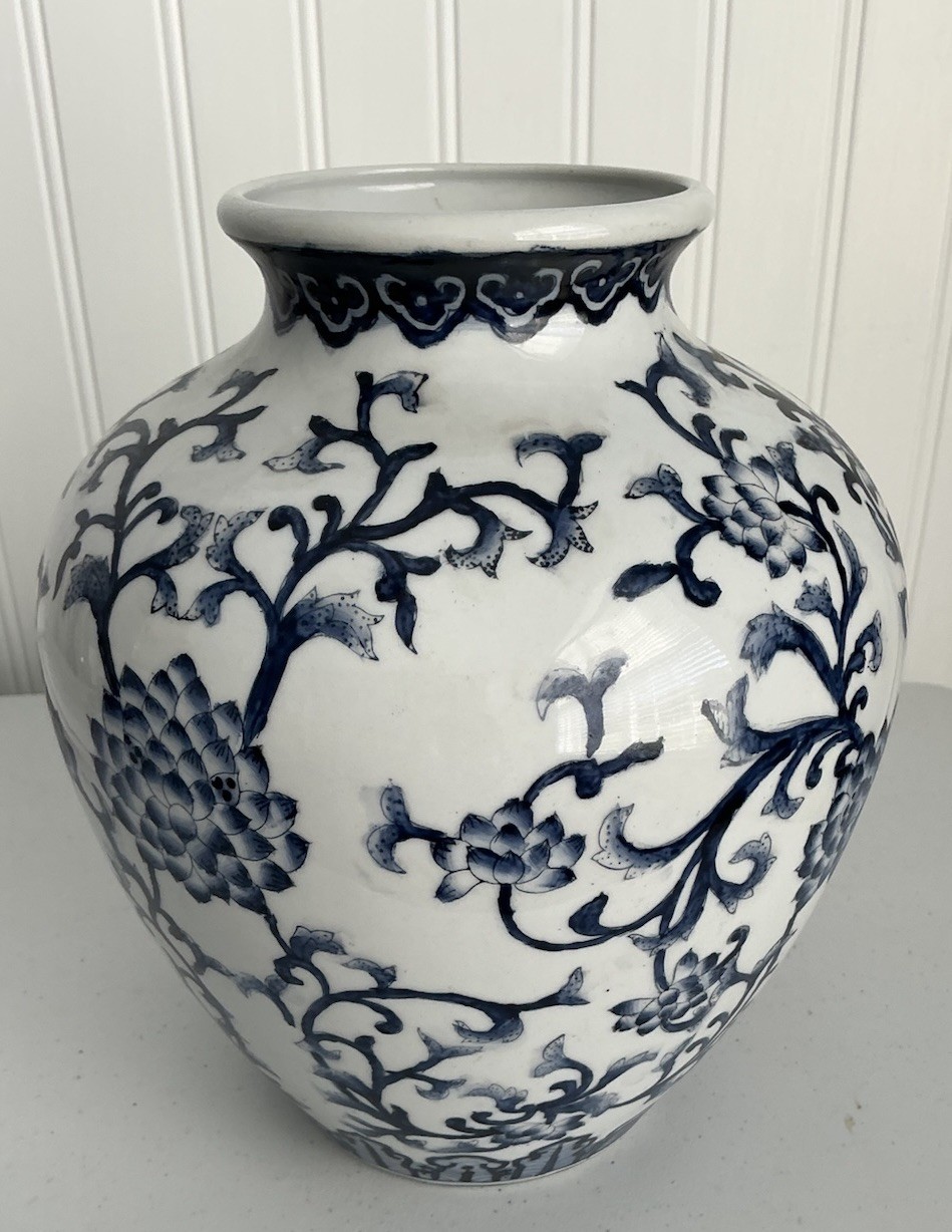BLUE AND WHITE CERAMIC VASE POTTERY
