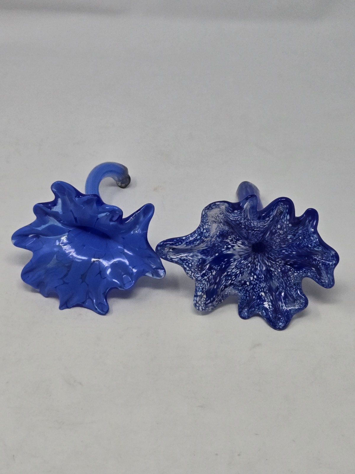 VINTAGE ART GLASS FLOWER FLORAL SCULPTURE HOME DECOR DECORATION BLUE & WHITE
