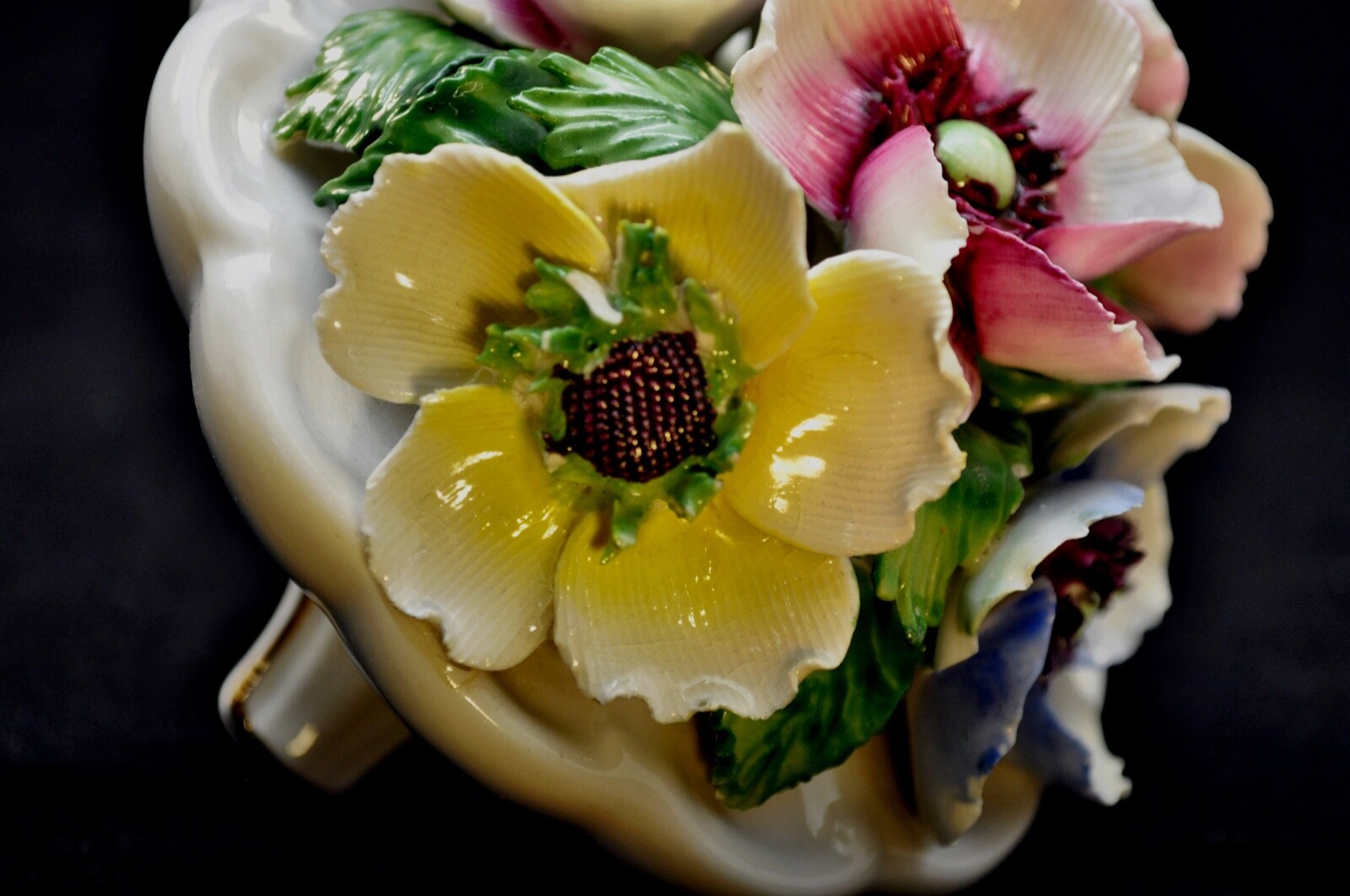 Crown Royal Bone China Flower Pot arrangement – England. Approx: 4″H x 4-1/2″W