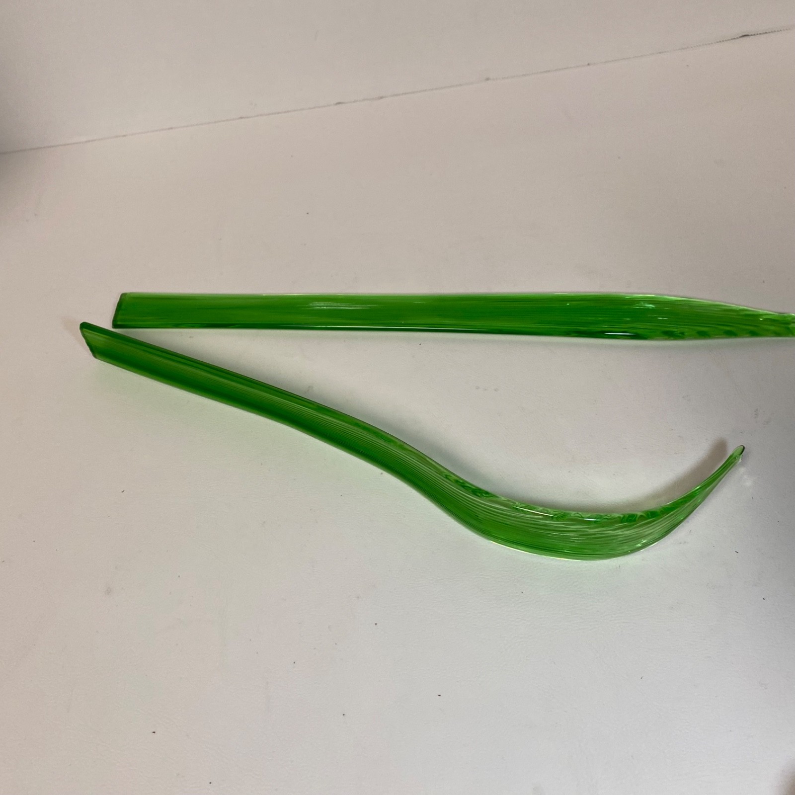 2 Vintage Art Glass Green Leaf Leaves 13″ Blade Long Stem Glass Bouquet Pieces