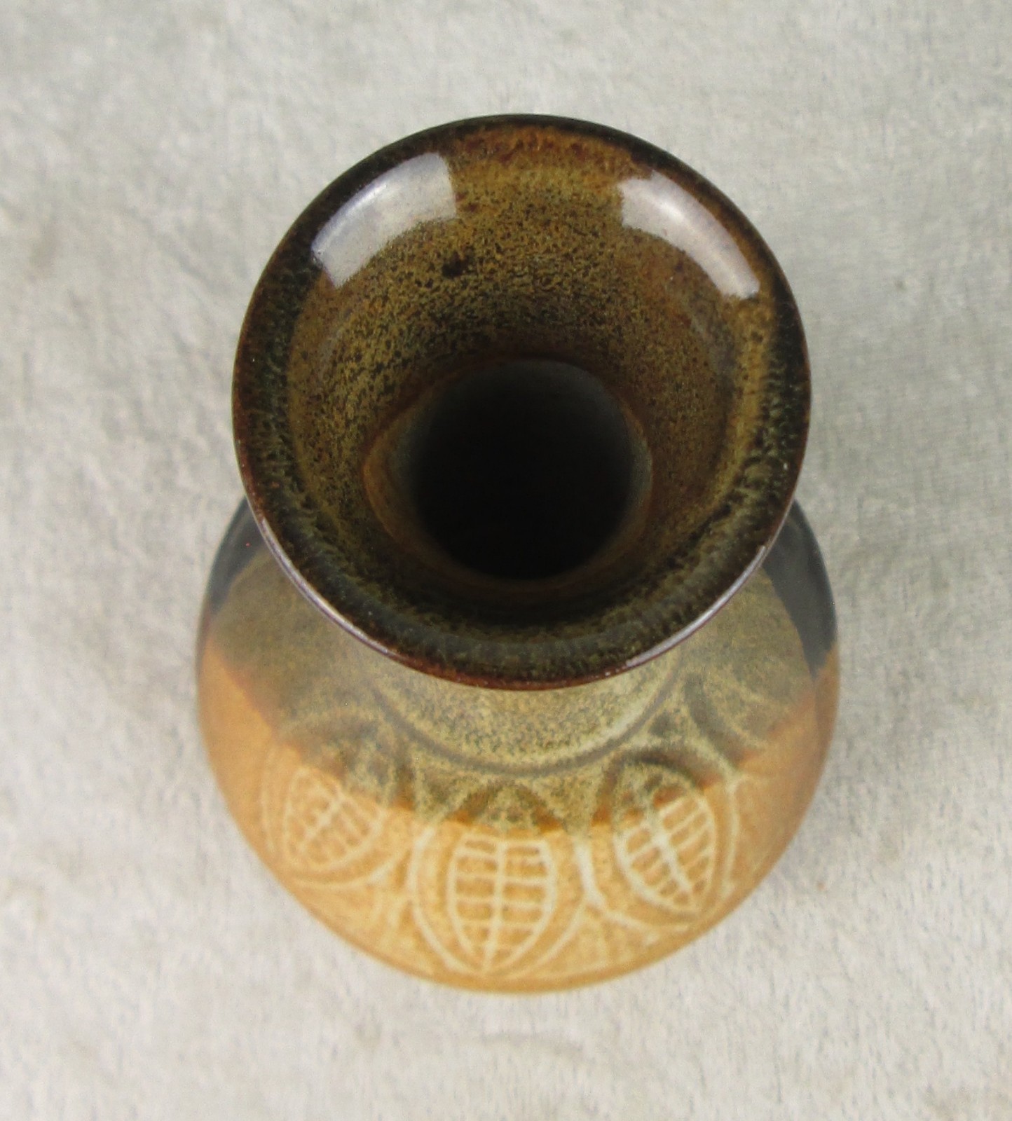 Pottery Craft Overlapping Circles Bud Vase Leaf Design 5-1/2 in Tall 3-1/8 Dia