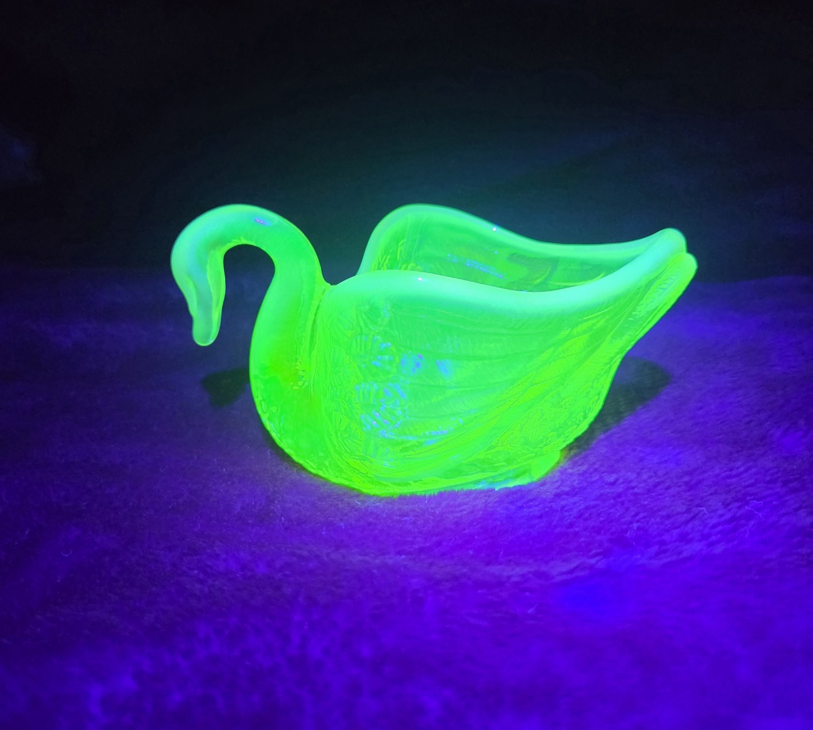 Fenton ~Yellow Opalescent Glass Swan~Vintage~Stunning