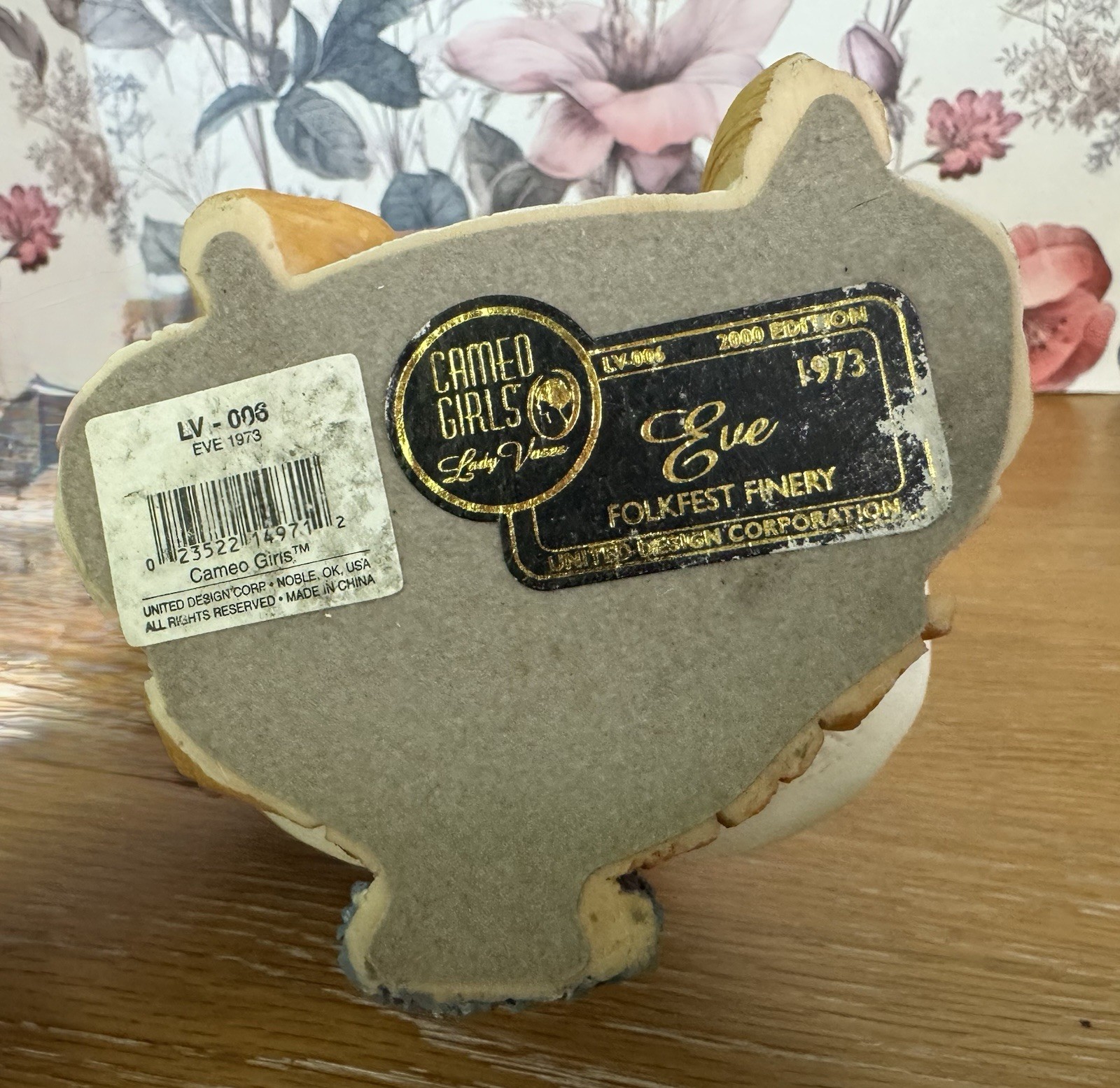 Cameo Girls Eve 1973 “Folkfest Finery” Lady Vase