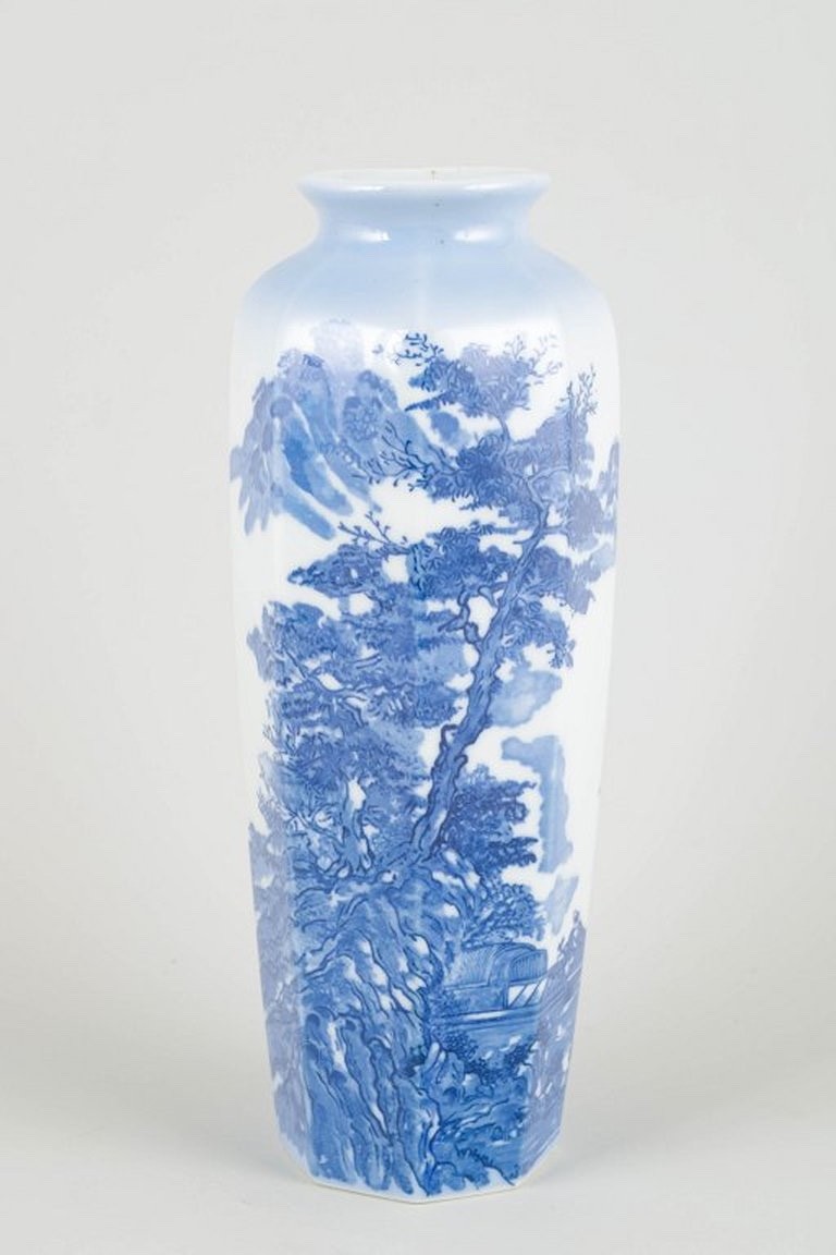 Chinese hand-painted porcelain vase. Republic Period, possibly 1920s–1940s.