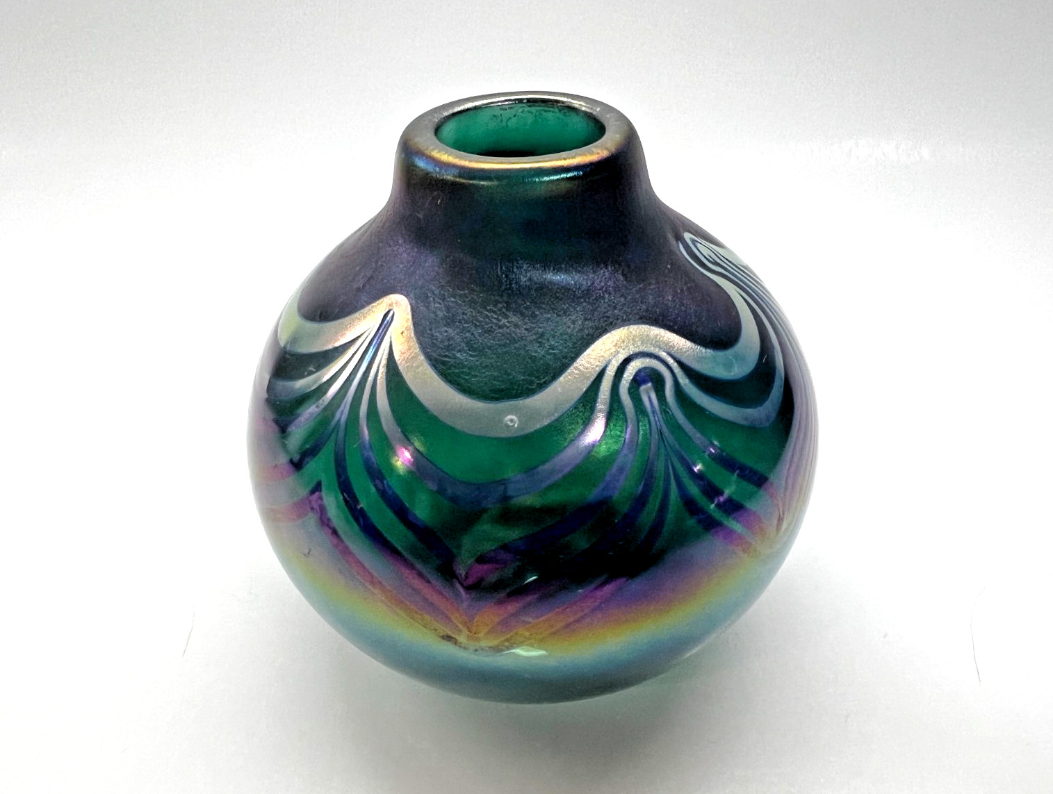 Signed Art Glass Iridescent Pulled Feather Iridescent Vase 4.5″ tall studio 2013