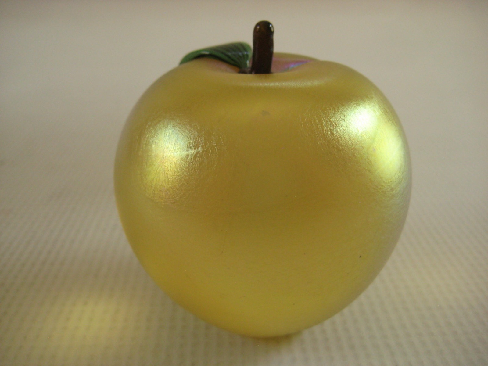 Orient & Flume – Gold Iridescent Studio Art Glass Paperweight – Apple Fruit