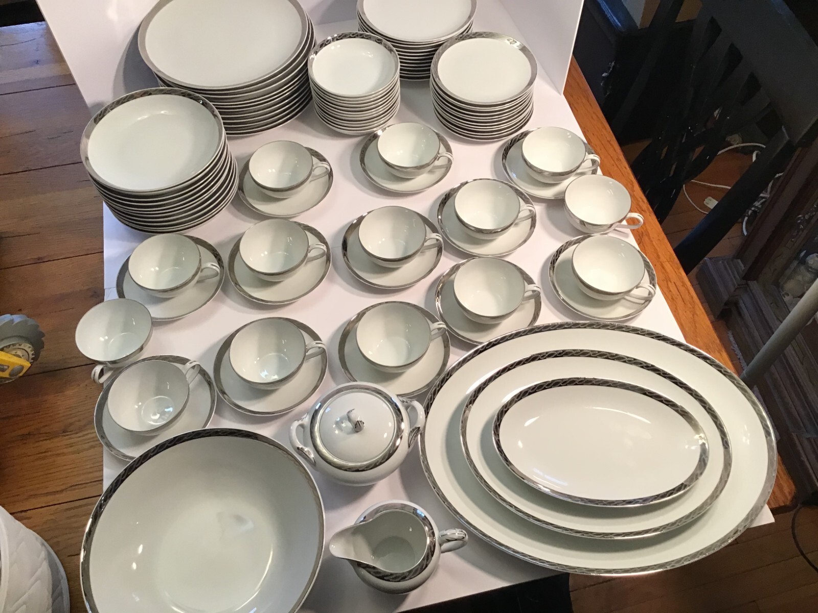 Fukagawa Arita Japan #917 Hand-Painted 94 Pc Dinnerware Set Service for 12 Set