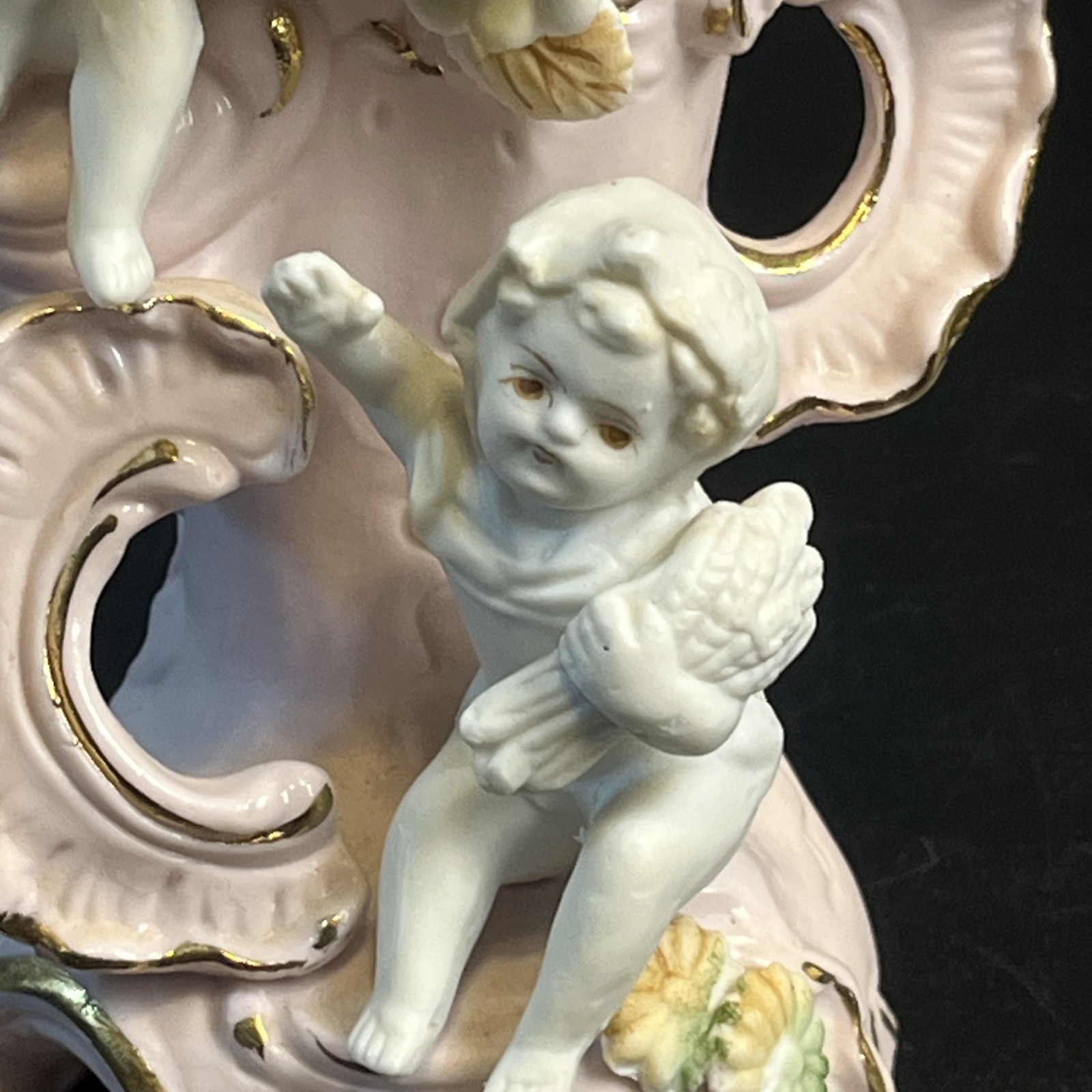Vtg Pink Ceramic White Cherub Angels Bow Ribbon Pottery Vase Gold Trim 7″ Floral