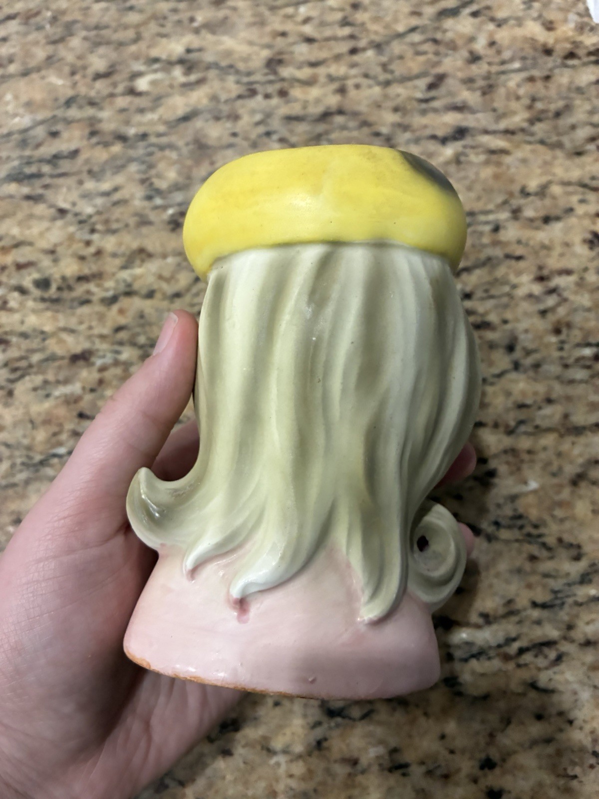 WEAR/SCUFFS – VINTAGE 5-3/8″ ENESCO LEOPARD HAT MOD WOMAN HEAD VASE HEADVASE