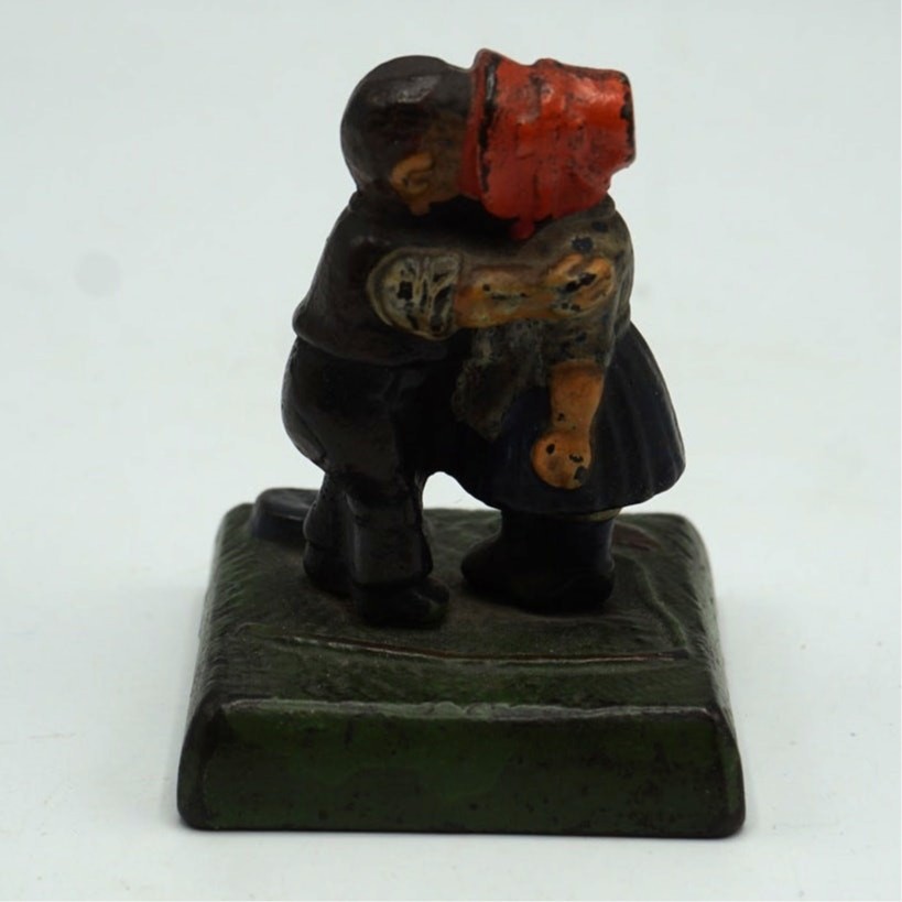 Cast Iron Amish Man & Woman In Embrace Small Paperweight Kissing
