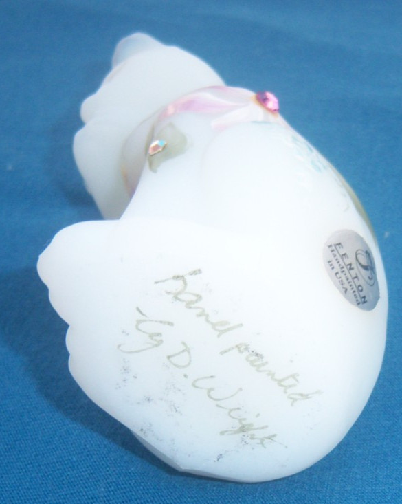 FENTON HB & HP WHITE OPAL SATIN 4″ GROOMING CAT w/CRYSTALS 4″c. 1960’s