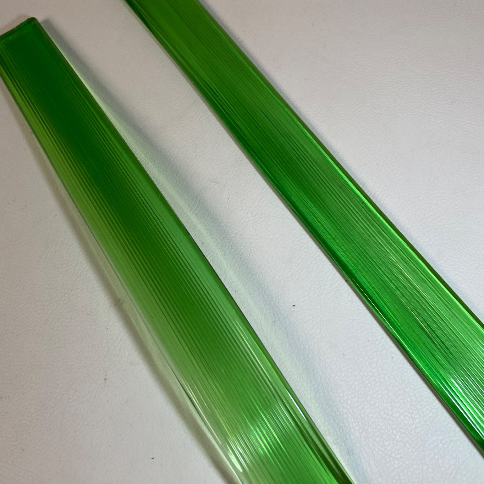 2 Vintage Art Glass Green Leaf Leaves 13″ Blade Long Stem Glass Bouquet Pieces
