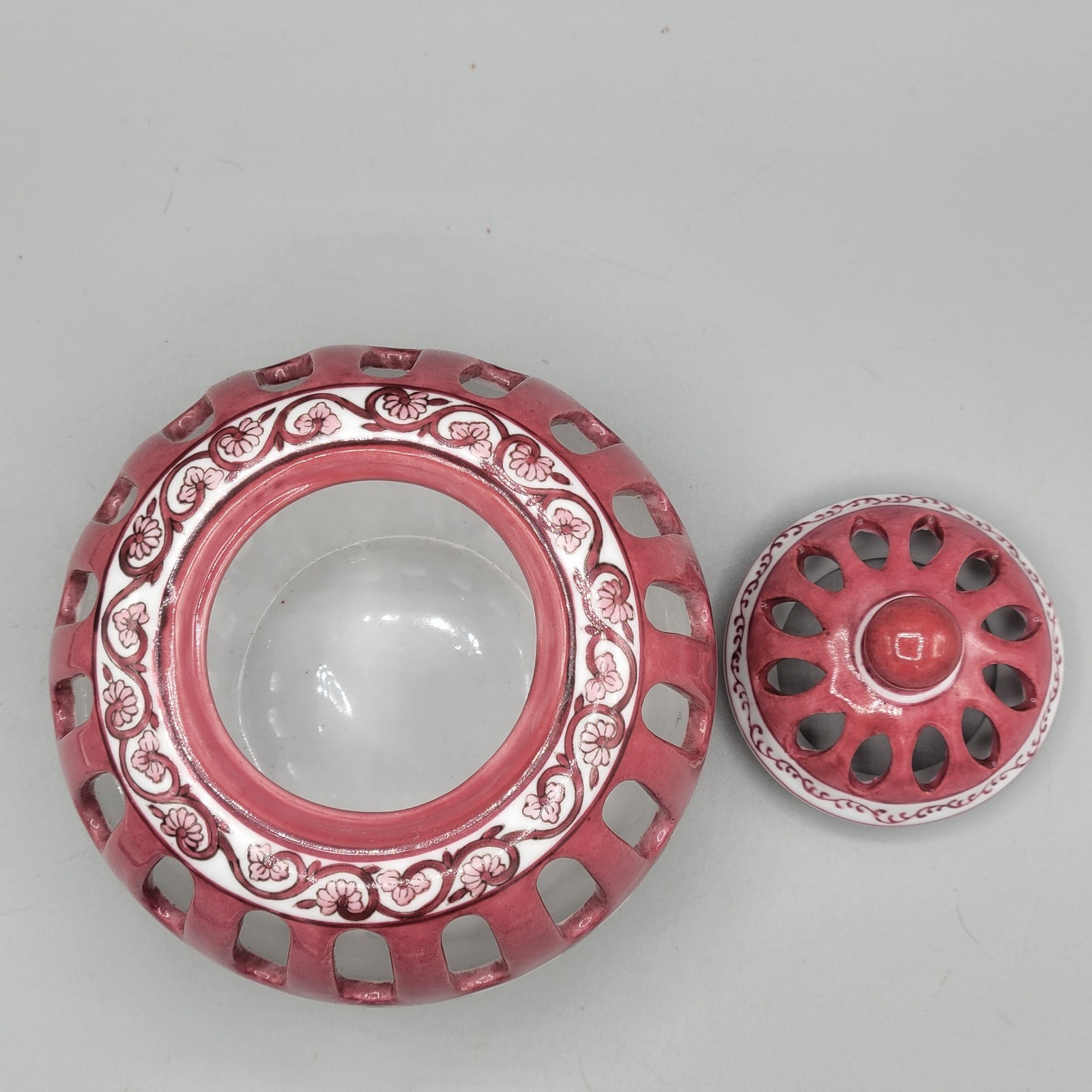 Chinese Porcelain Reticulated Decorative Box Jar Hummingbird Floral Motif Lid