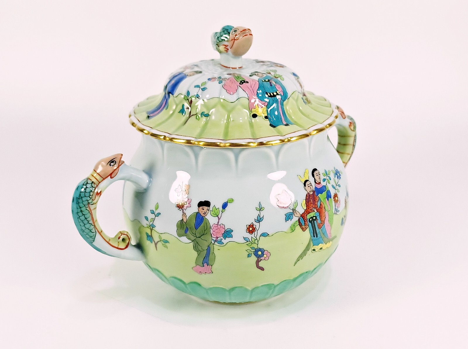 HEREND, ANTIQUE CHINESE CSUNG VERT CANDY BOX HANPAINTED PORCELAIN (B177)