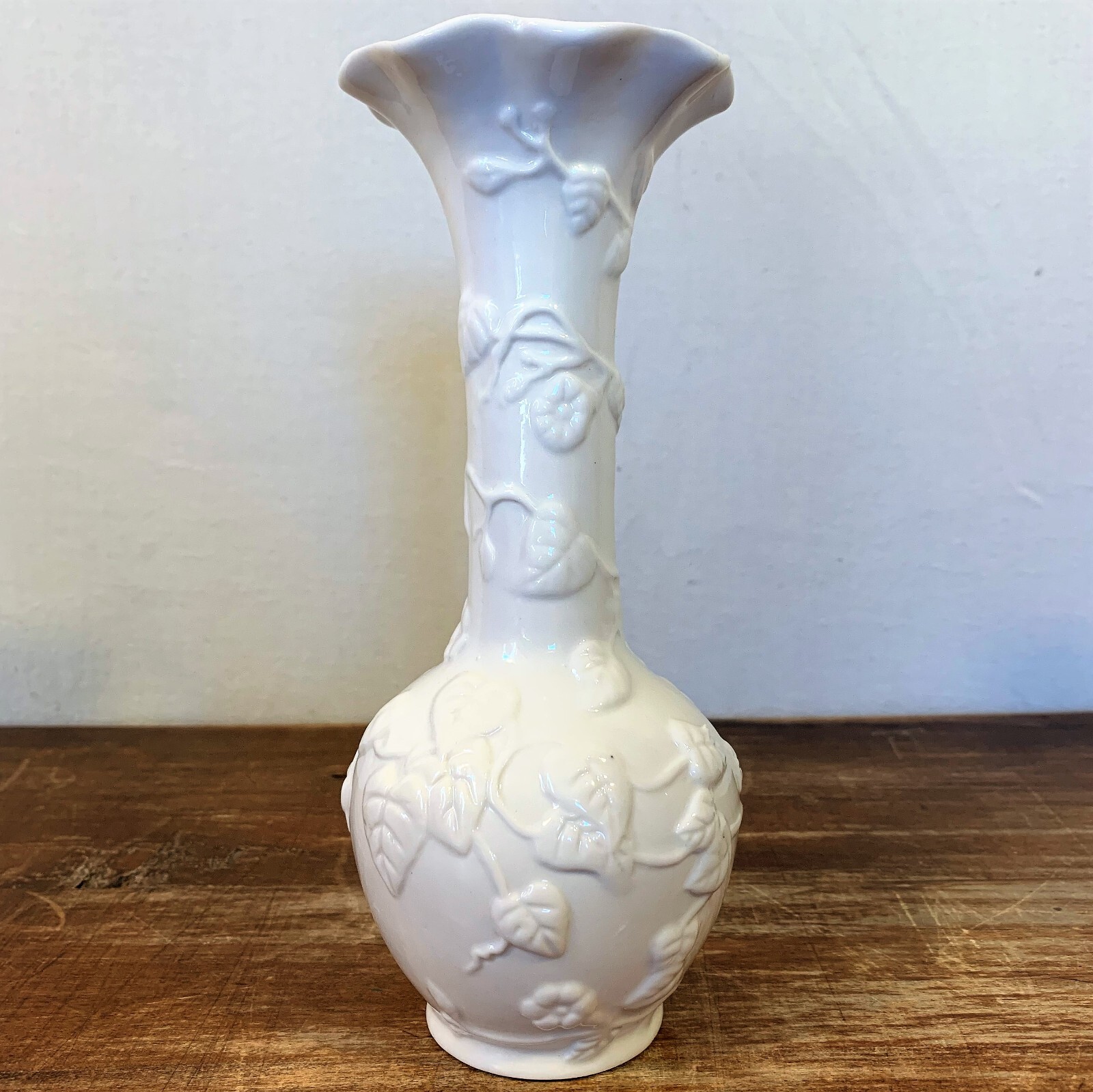 Raised Relief Embossed Ivy Vine White Ceramic 8″ Bud Vase Fluted Floral Flower