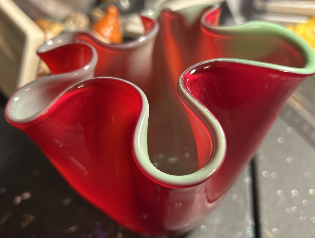 Red & Lime Green – Retro hand-blown art glass “fazzoletto” (handkerchief) vase