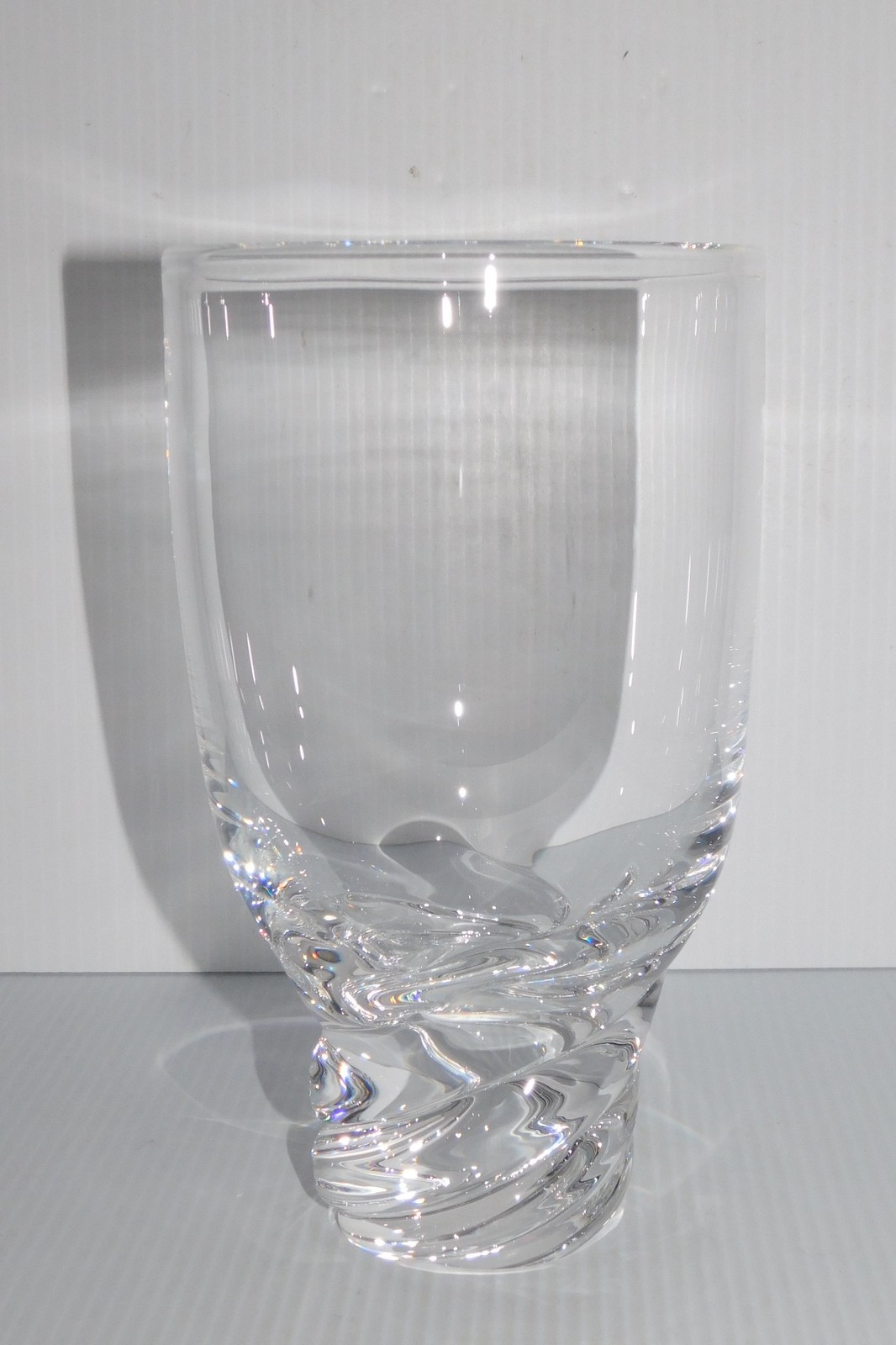 STEUBEN GLASS VASE SPIRAL TWIST BASE 8 5/8″ H X 5″ W