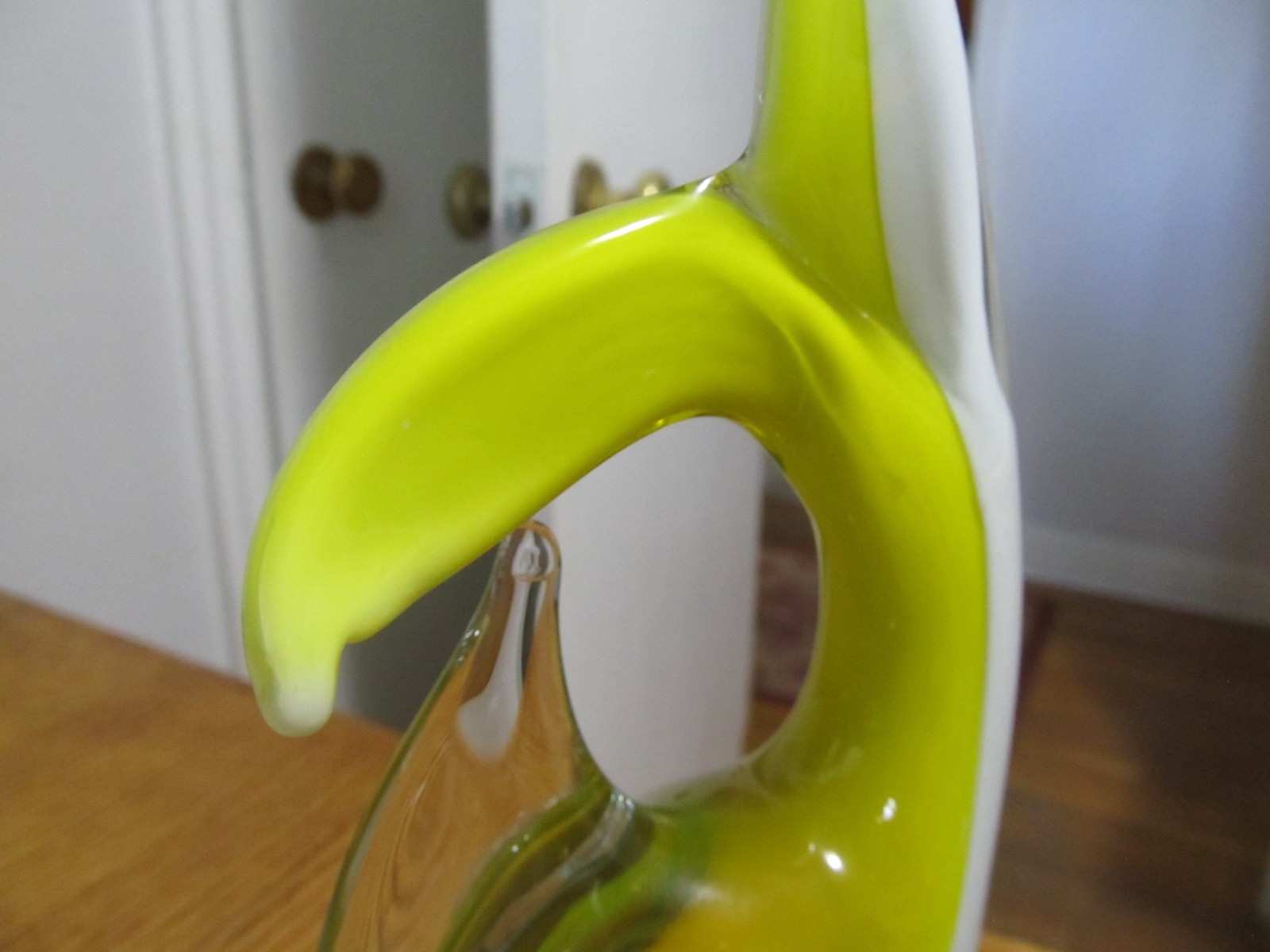 VTG MURANO GLASS HAND BLOWN YELLOW/CLEAR/WHITE FISH W/TEXTURED PEDESTAL BASE F/S
