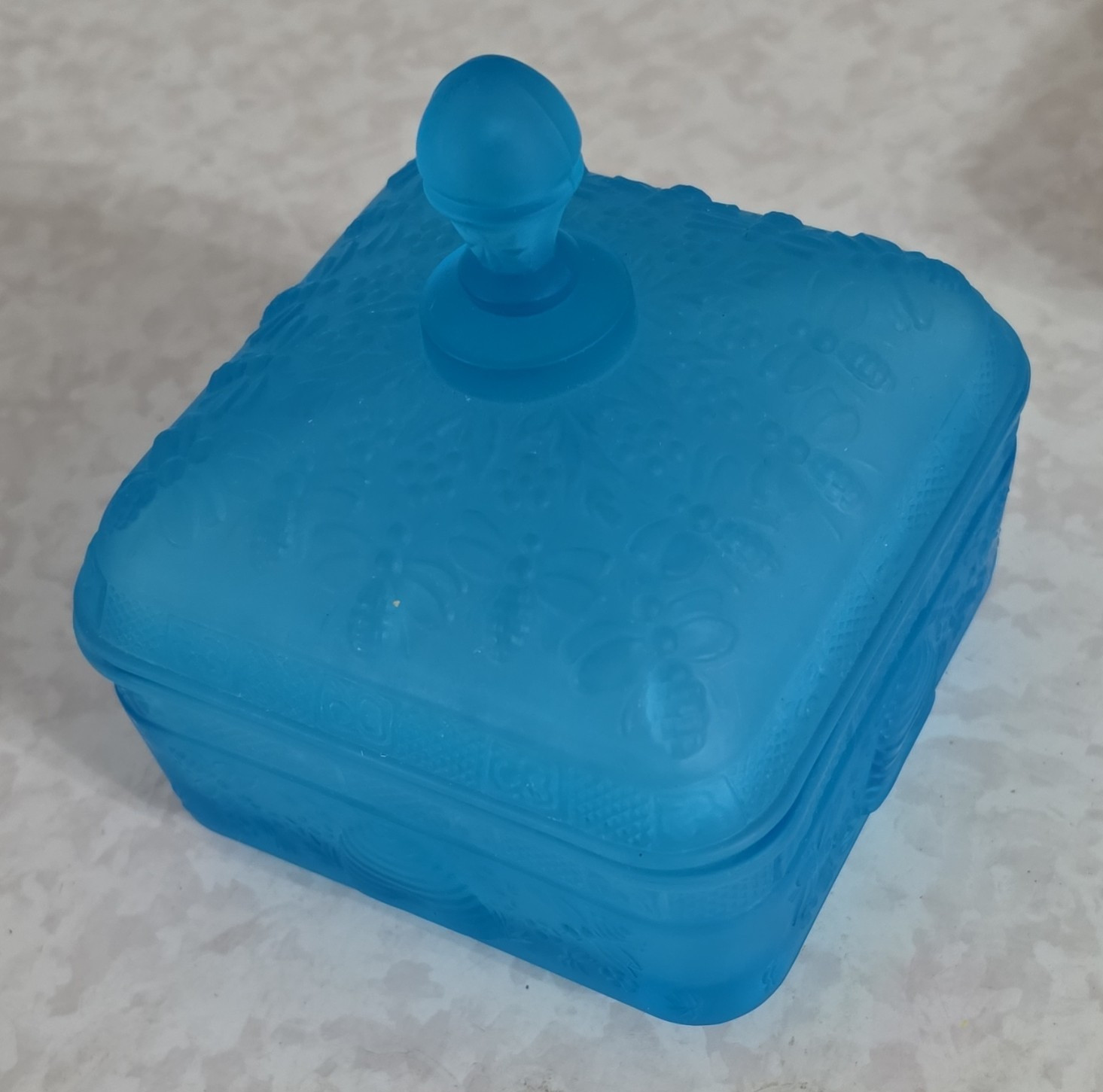 Tiara Frosted Blue Glass Square Bee Floral Trinket Box w/ Removable Lid 5x5x7