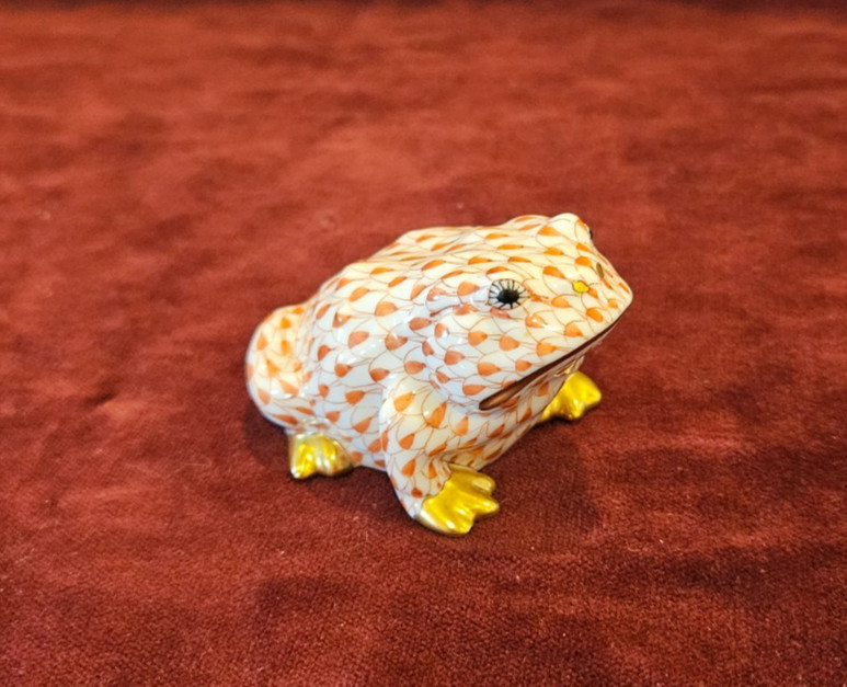 Herend Hungary Fishnet Sitting Frog Figurine Red Rust Gold Accents