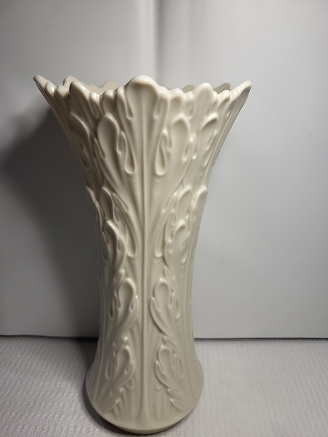 Lenox Woodland Collection 8 1/2” Vase Oak Leaf Pattern Lenox Wreath Mark USA