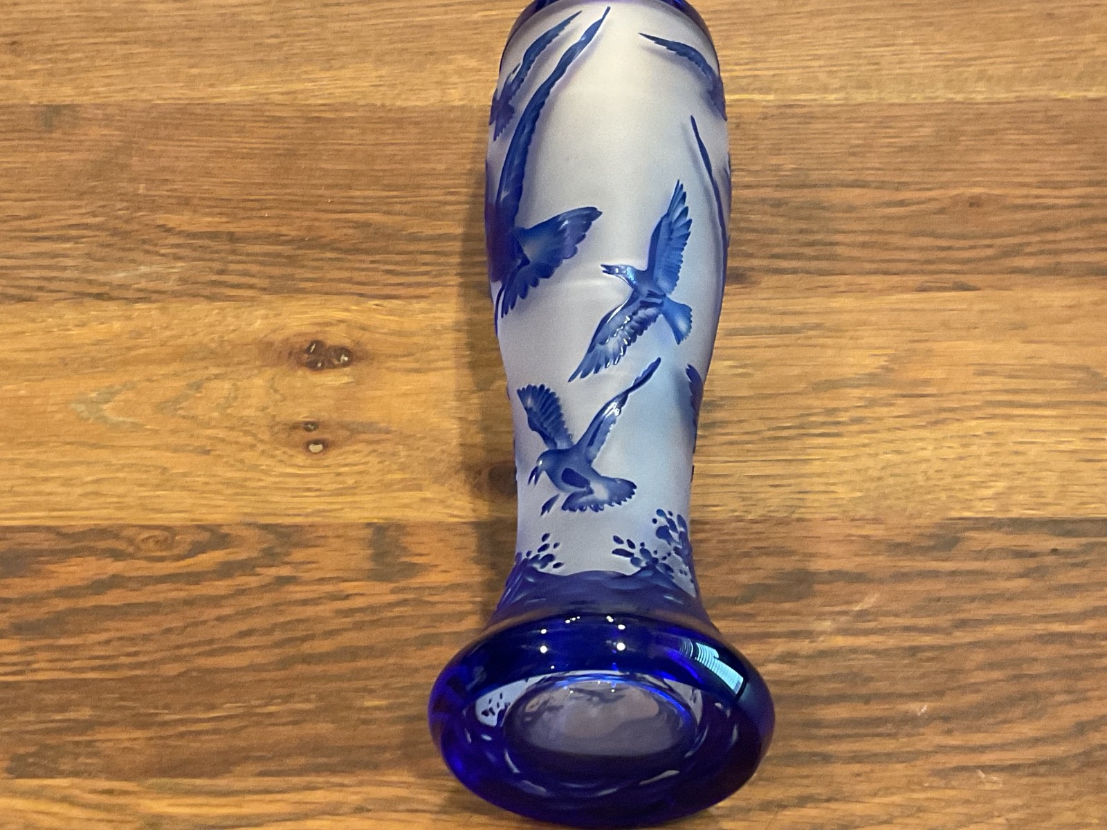 VTG SAND WHEEL CUT FROSTED & COBALT BLUE IRIDESCENT GLASS VASE “SEAGULLS” 10”