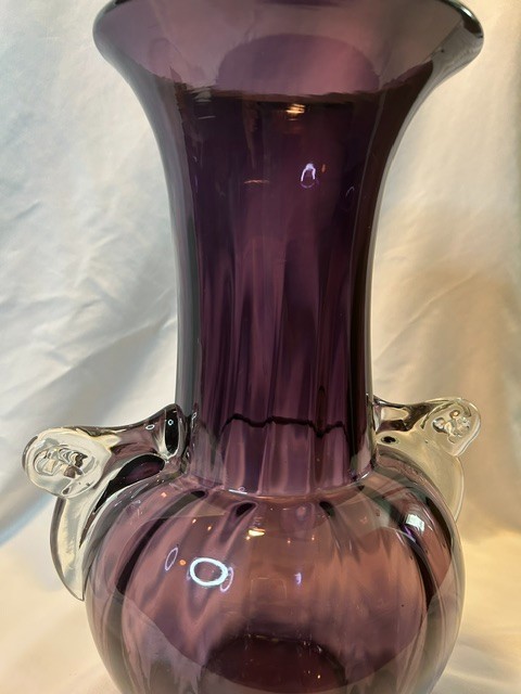 VNTG MURANO STYLE DEEP PURPLE RUFFLE RIBBED HAND-BLOWN GLASS VASE W/ HANDLES 13