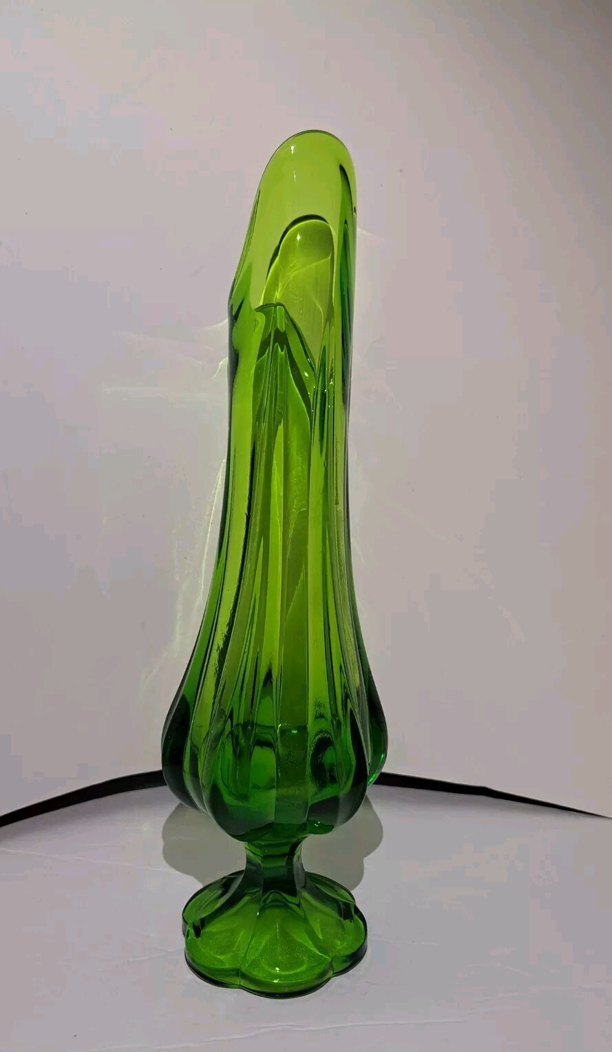 L. E. Smith Swung Vase Avocado Green 12″ Pedestal Art Glass Vintage MCM Ribbed