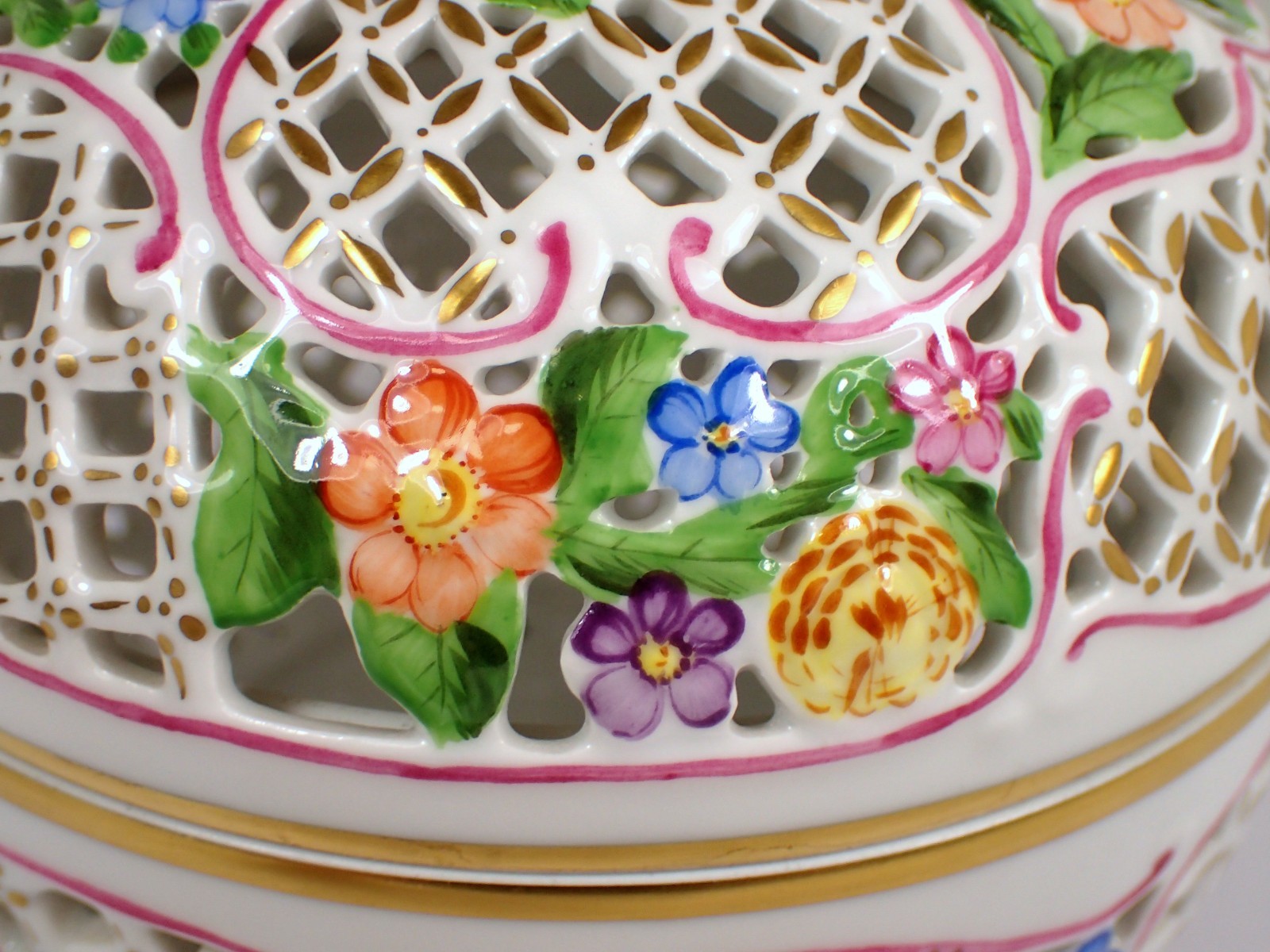 MINT Vtg Herend 6212 Reticulated Bonbonniere Openwork 6″ Box Basket w Strawberry