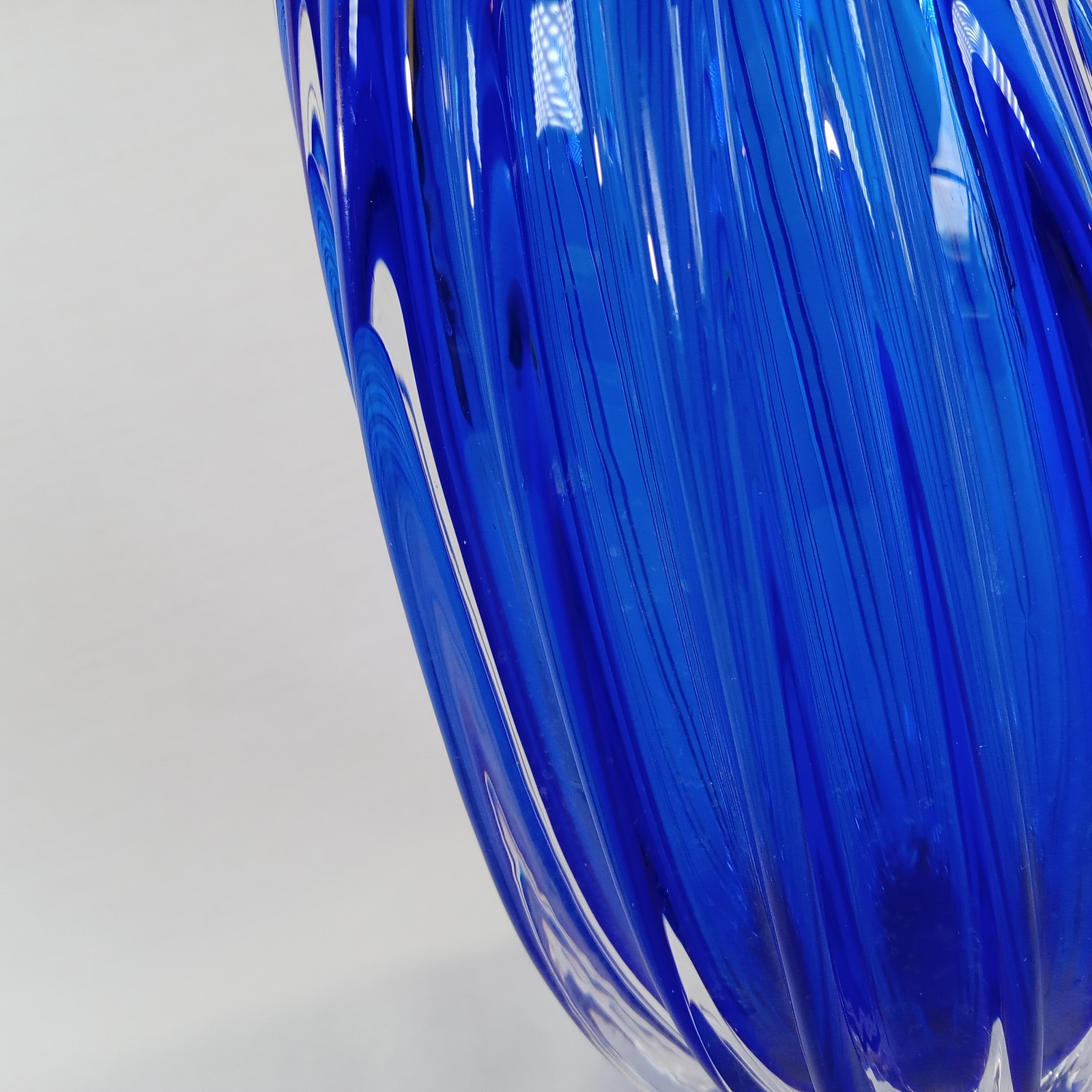 Stunning Cobalt Blue Art Glass Vase Heavy Ribbed Swirl Scalloped Rim 7.75″ Tall