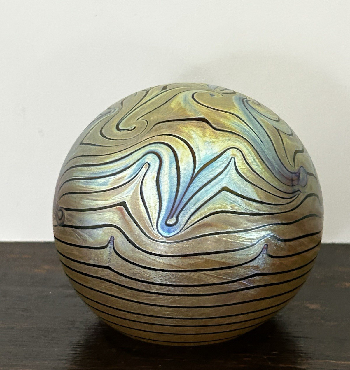 Robert Eickholt Iridescent King Tut design Art Glass Paperweight Signed 1981 EUC