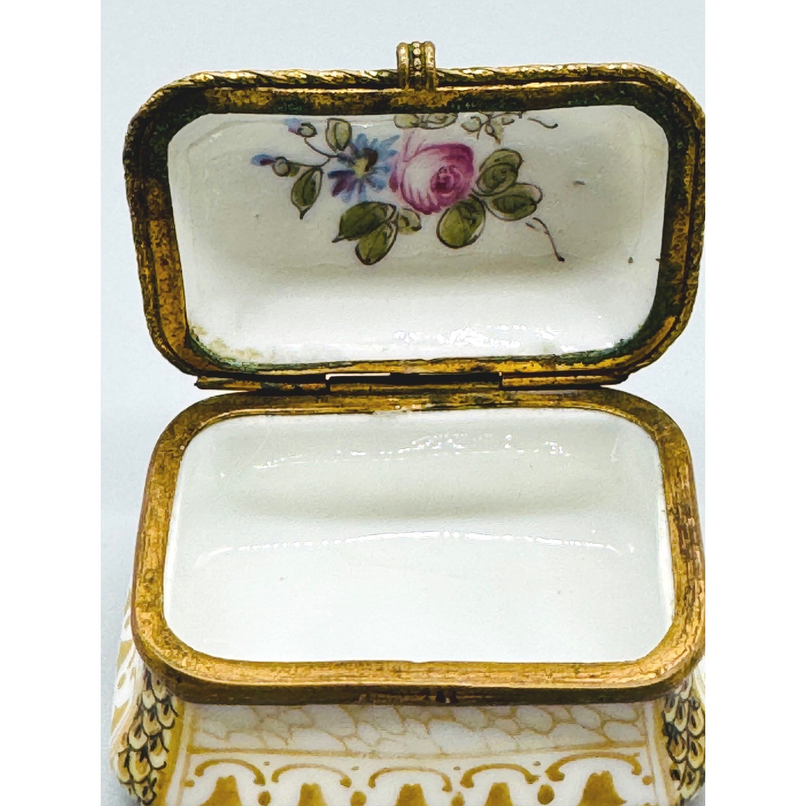 Antique Meissen Pill Trinket Box Hand Painted Courting Couple Porcelain Germany