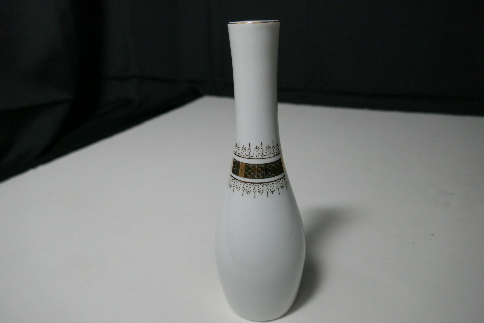 Irice Japan Porcelain Bud Vase White Handpainted Gold Trim 7 1/4″ T OL