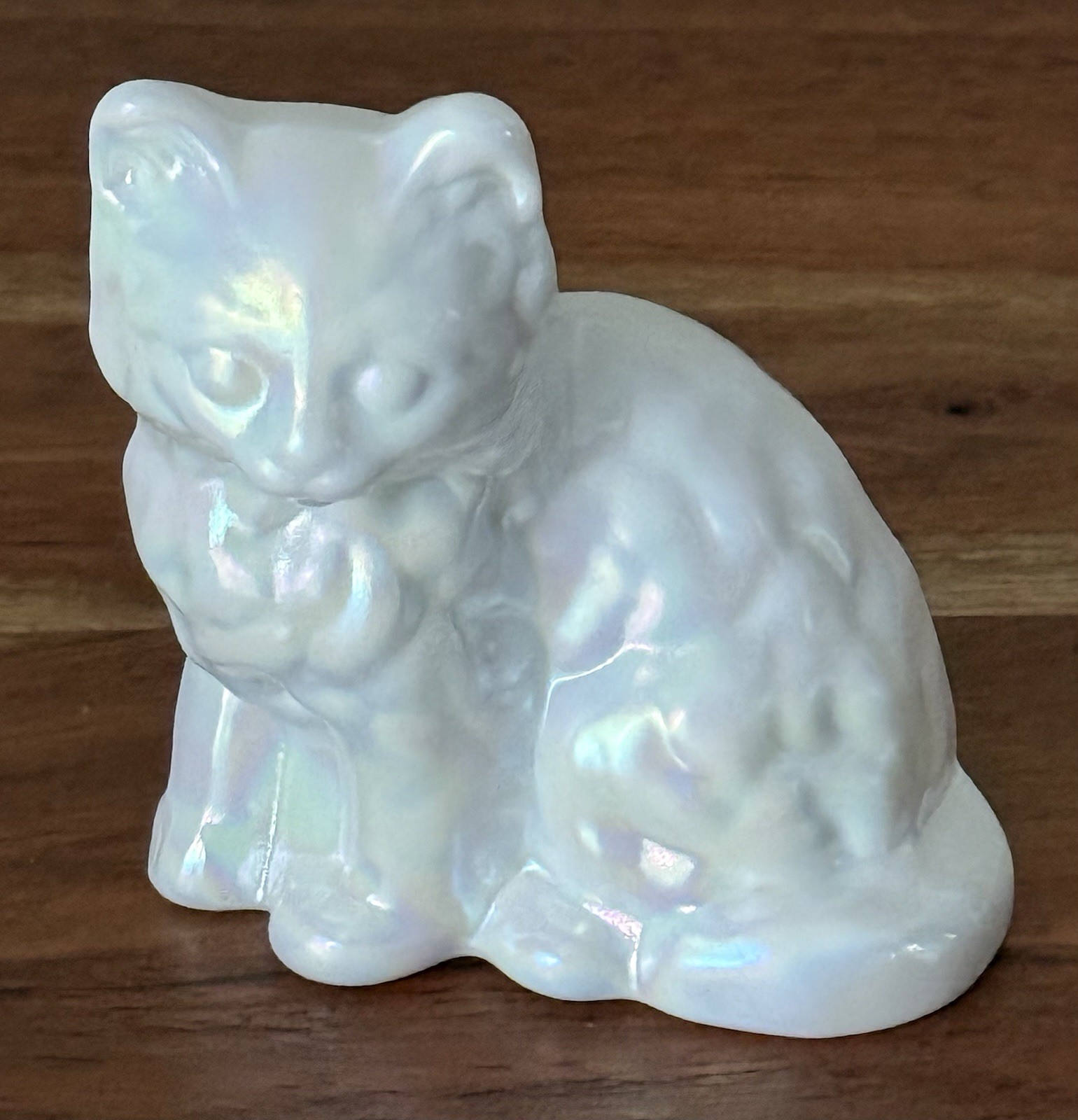 Mosser Glass – Fluffy Kitty Sitting Cat Figurine – MILK GLASS (WHITE) CARNIVAL