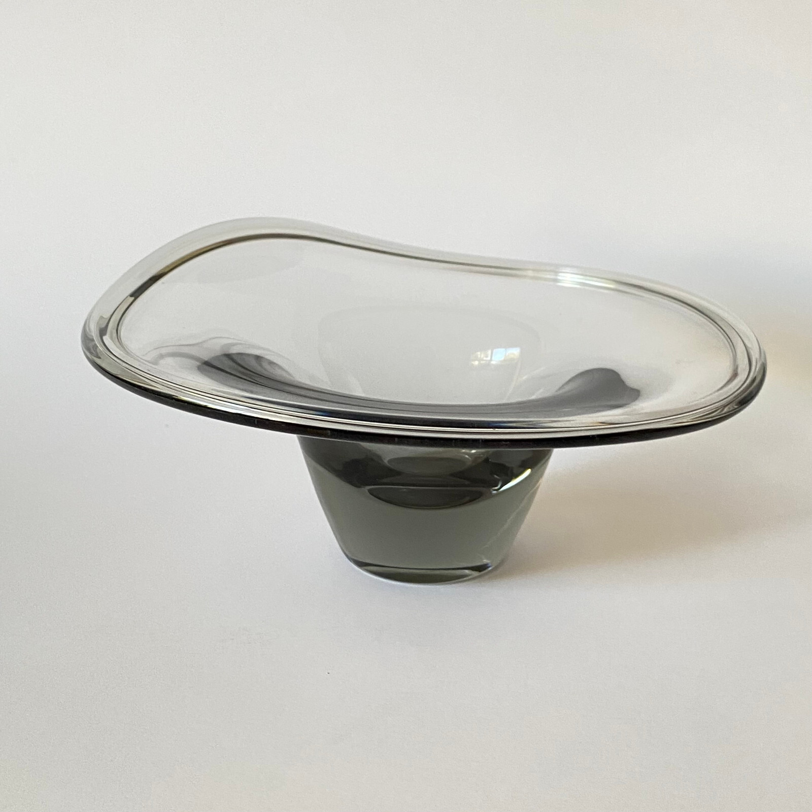 Vicke Lindstrand Kosta Glass Bowl Sweden Signed LH1027 Mid century modern