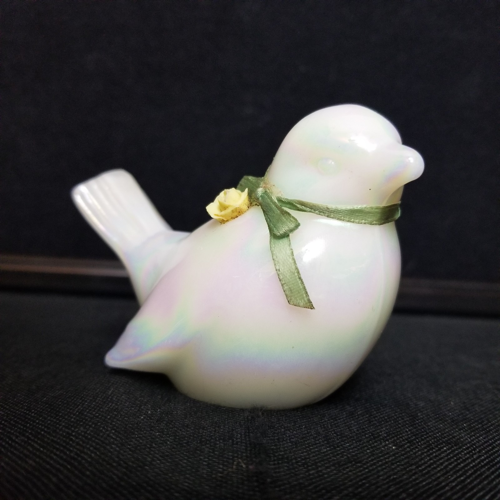 Vtg Fenton White Sparrow Bird Opalescent Iridescent Art Glass Figurine 4.5″