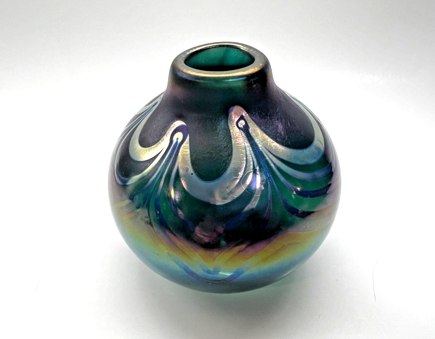 Signed Art Glass Iridescent Pulled Feather Iridescent Vase 4.5″ tall studio 2013
