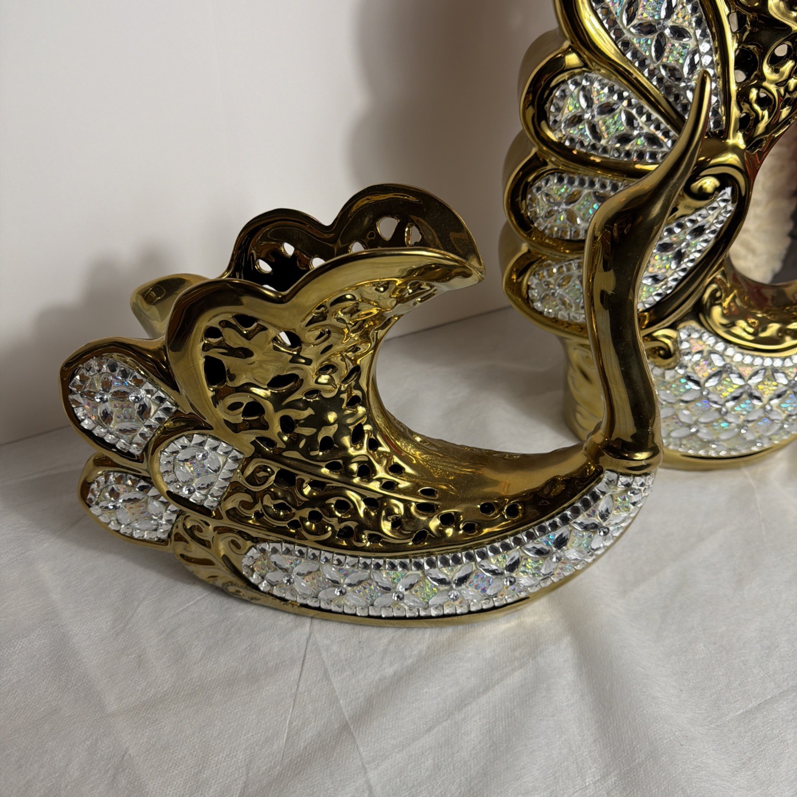 AFD 12001639 Pierced Porcelain Opalescent Swan Vase, Gold & White – Set of 2