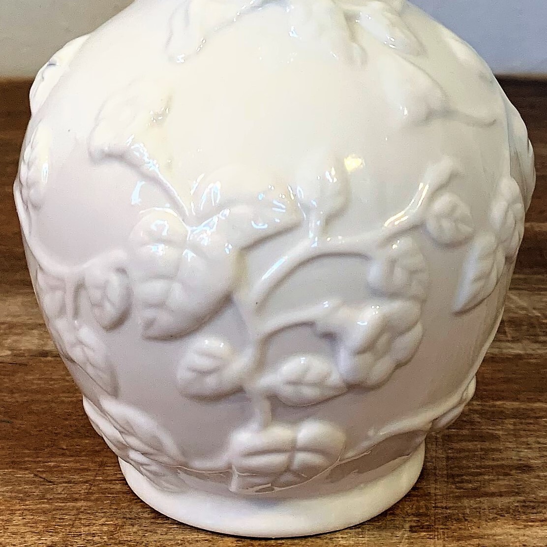 Raised Relief Embossed Ivy Vine White Ceramic 8″ Bud Vase Fluted Floral Flower