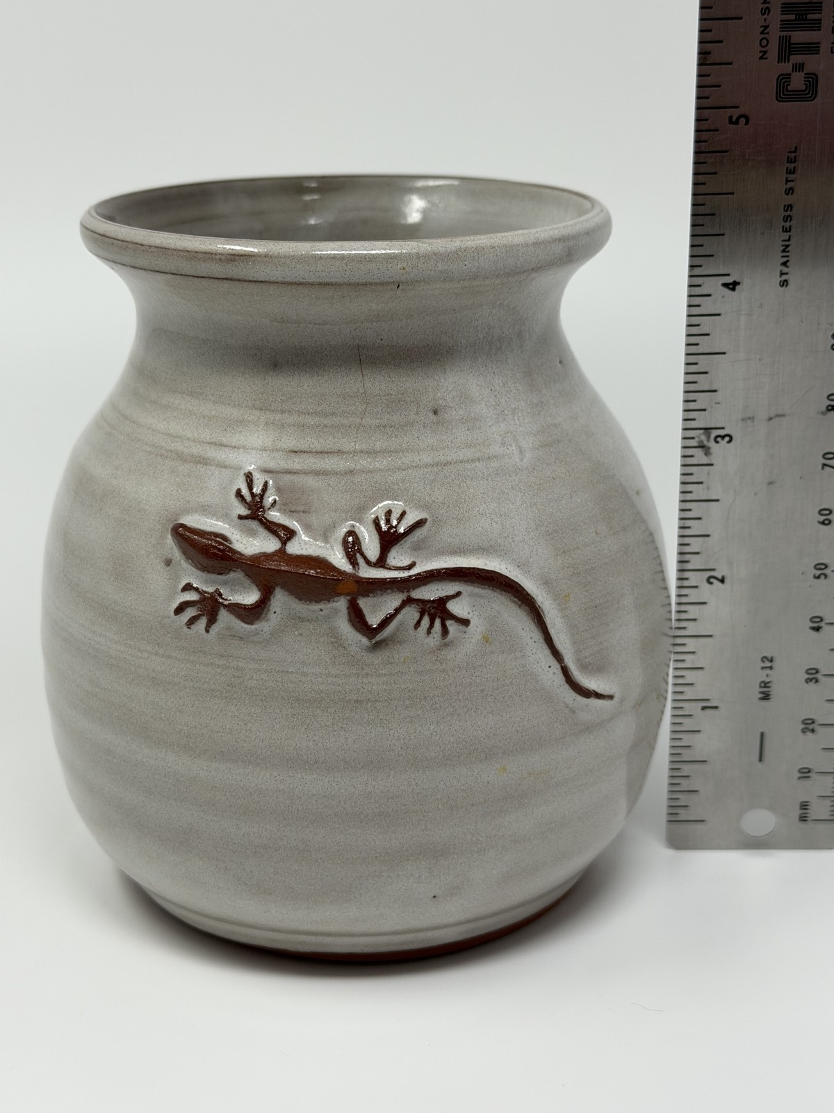 The Kilnworks Pottery St Thomas VI Vase Grey Terracotta 3D Lizard Gecko 4″